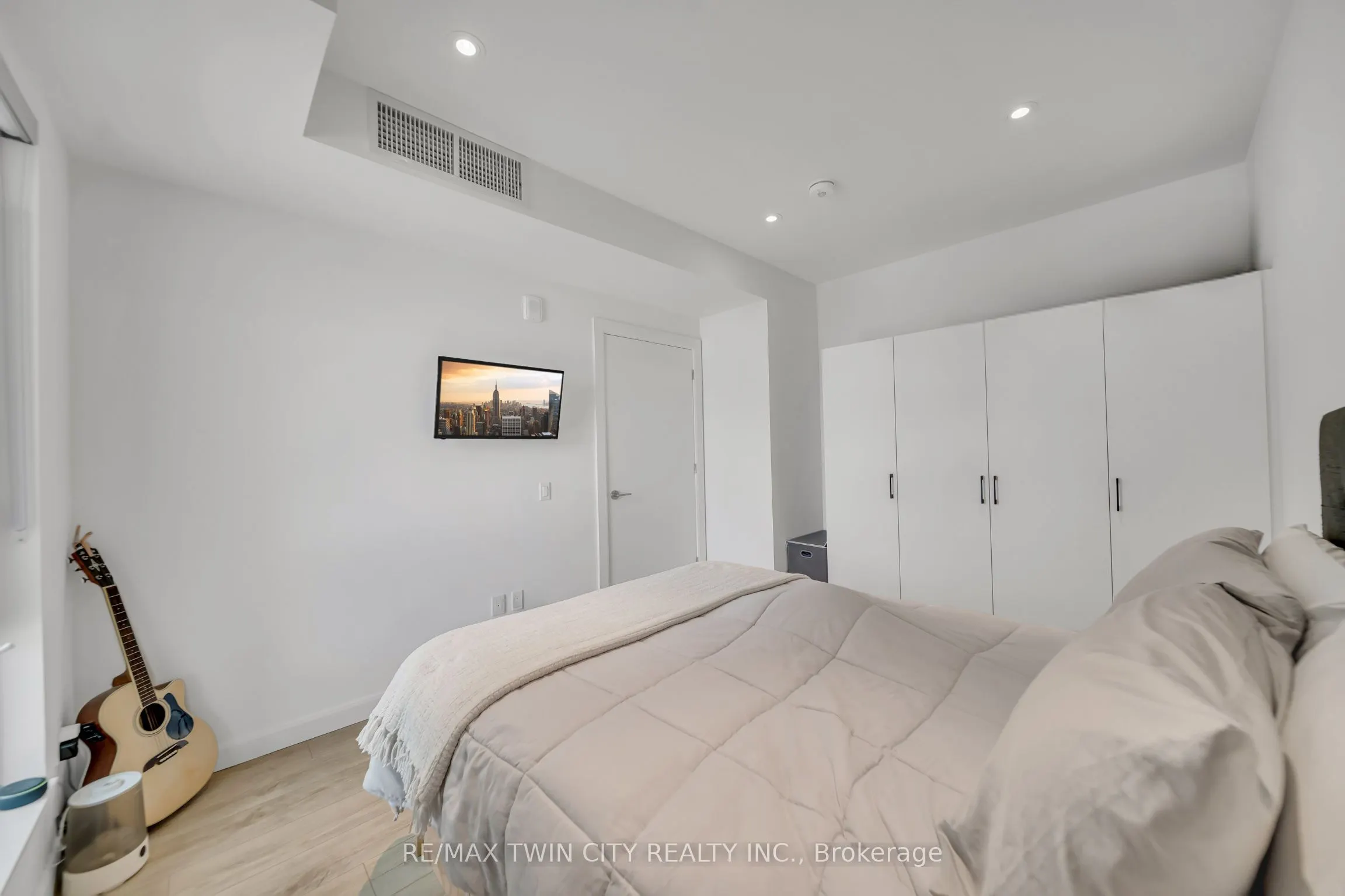 741 King Street W, #906