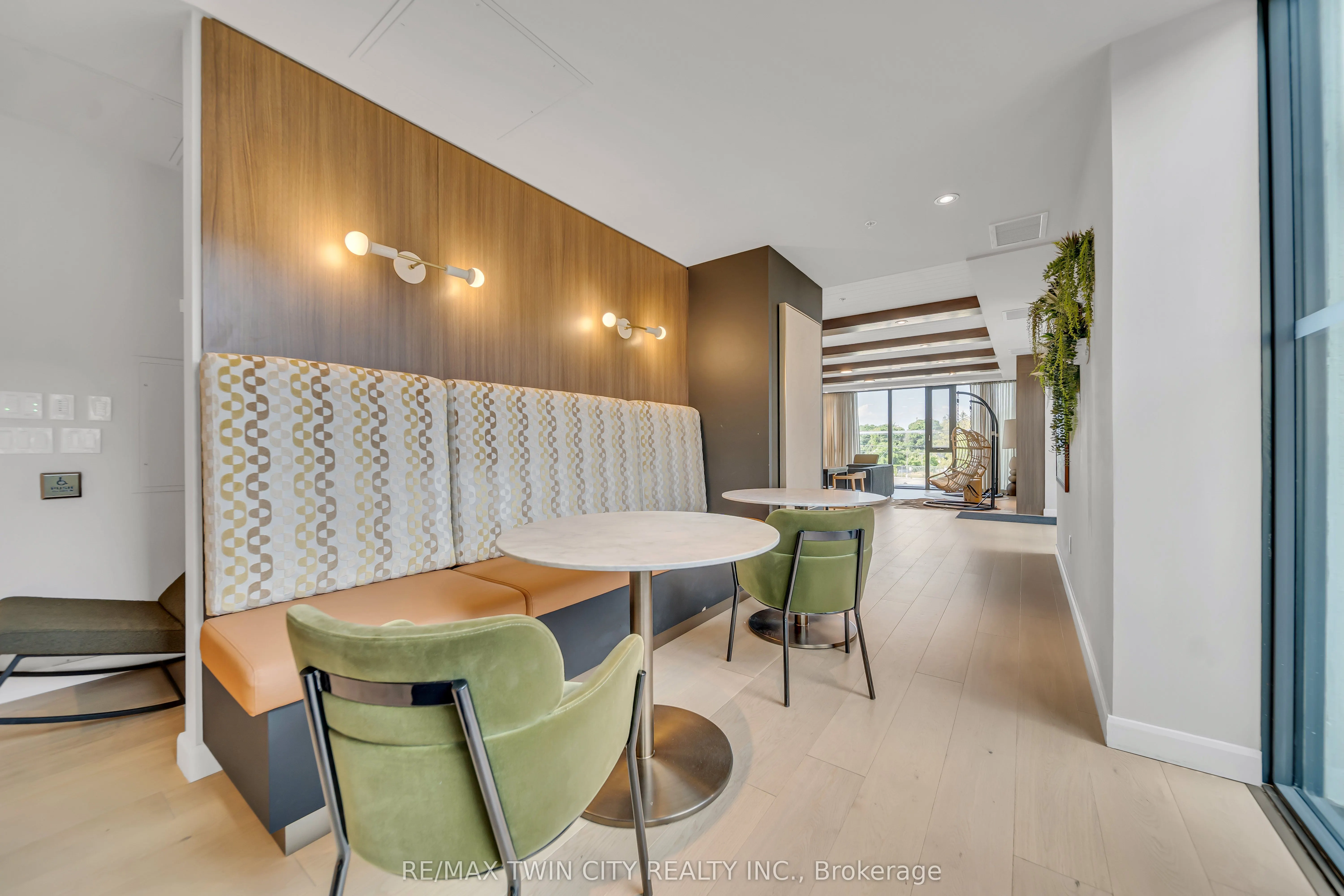 741 King Street W, #906