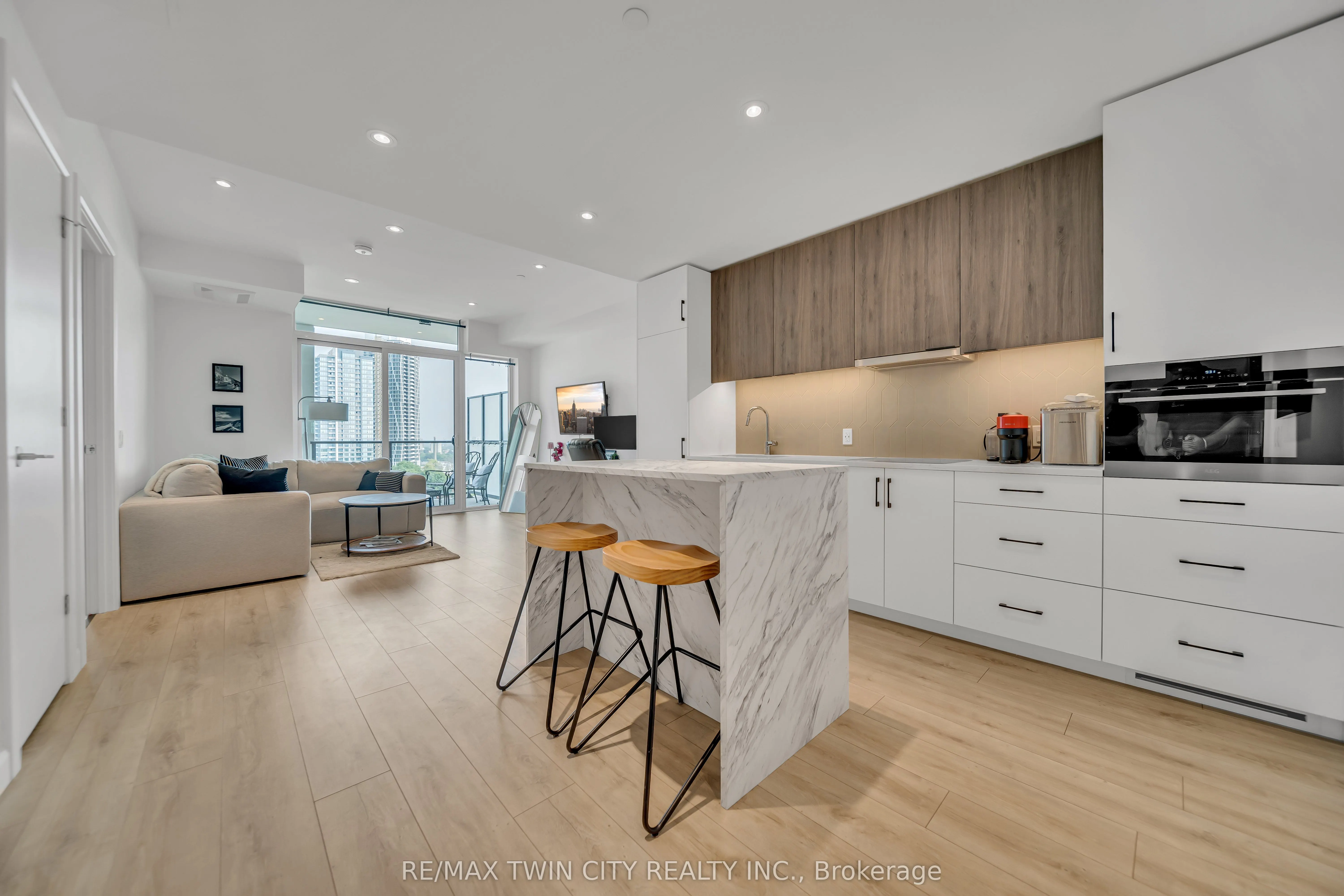 741 King Street W, #906
