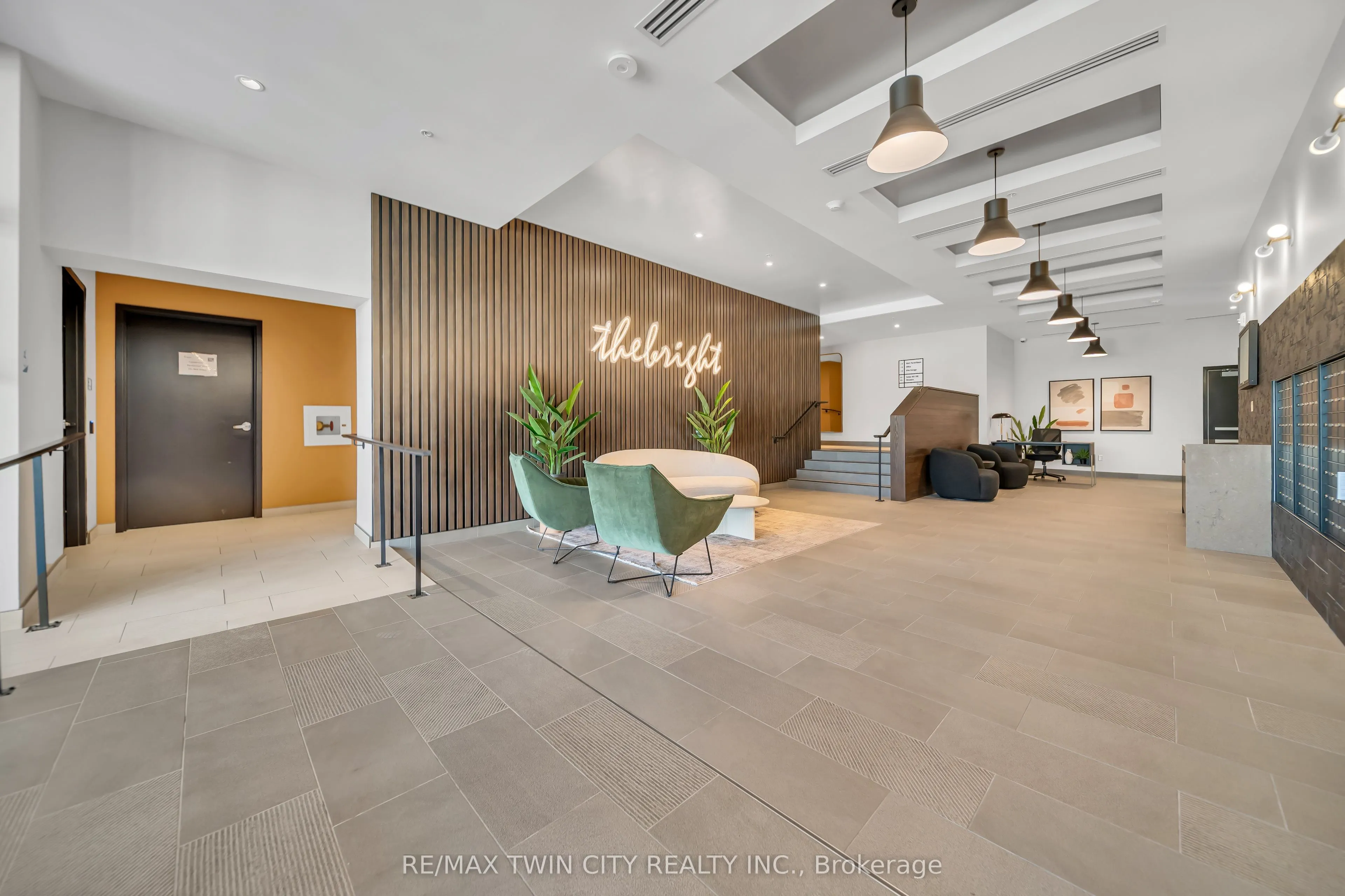 741 King Street W, #906