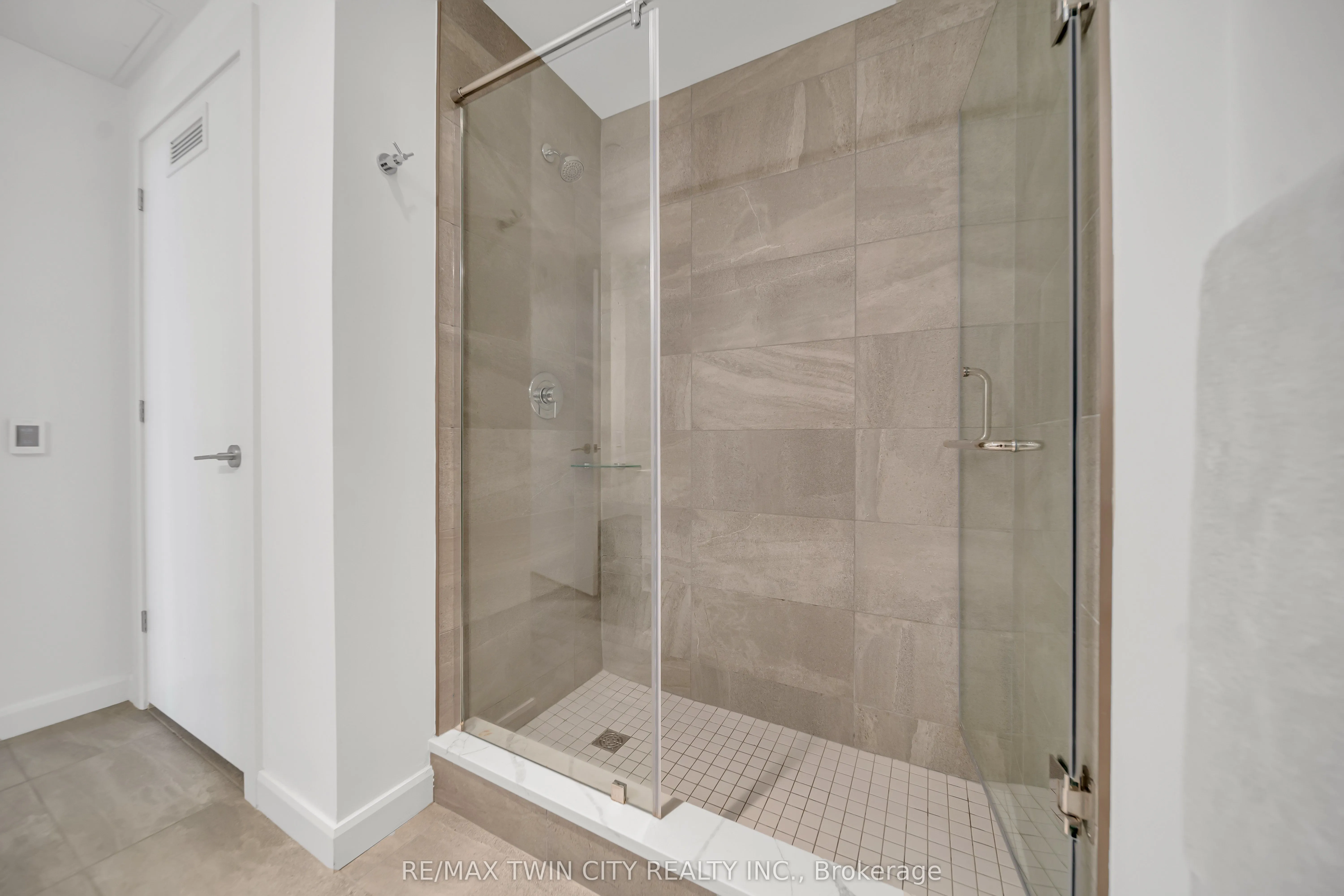 741 King Street W, #906