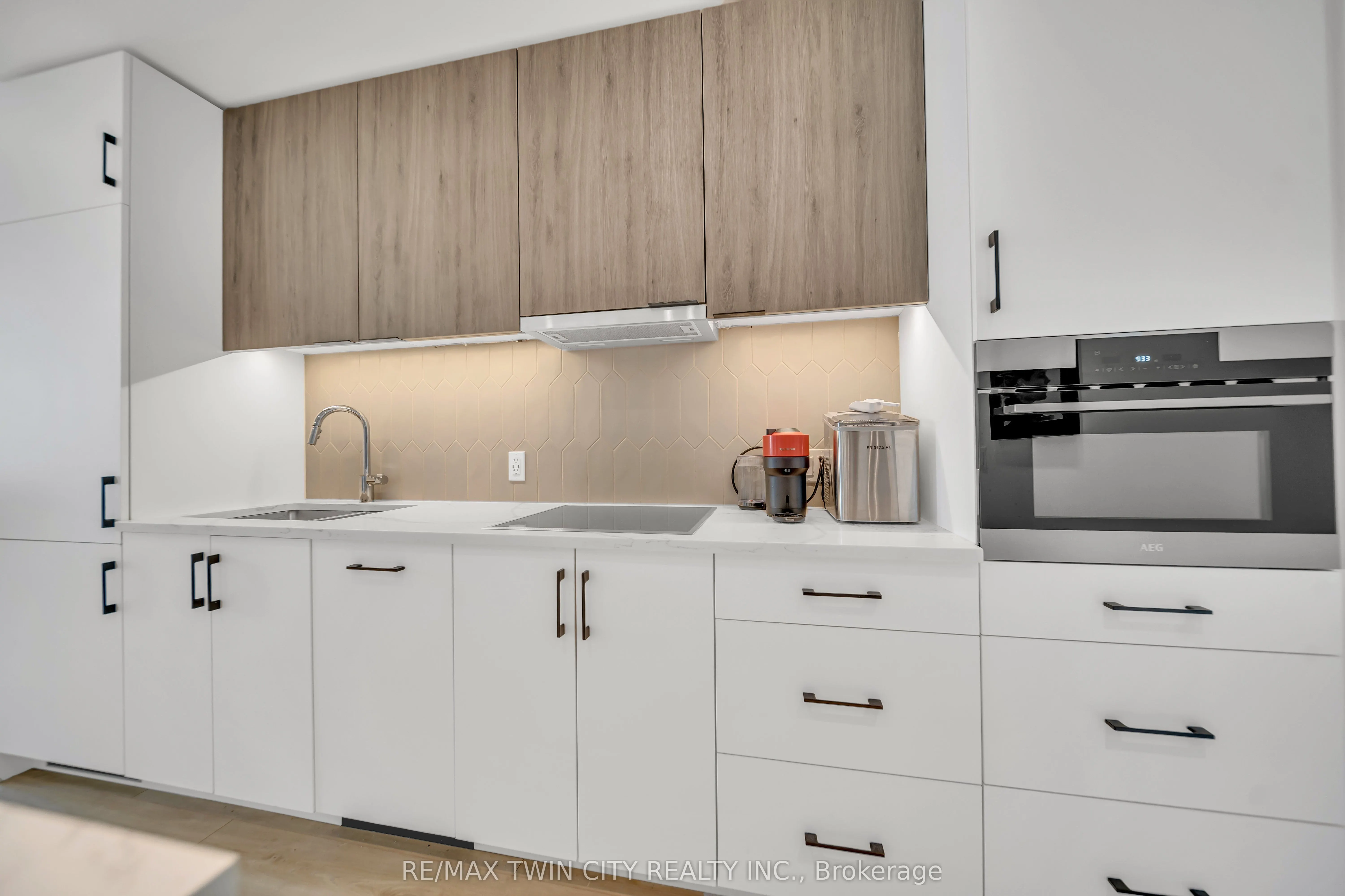 741 King Street W, #906