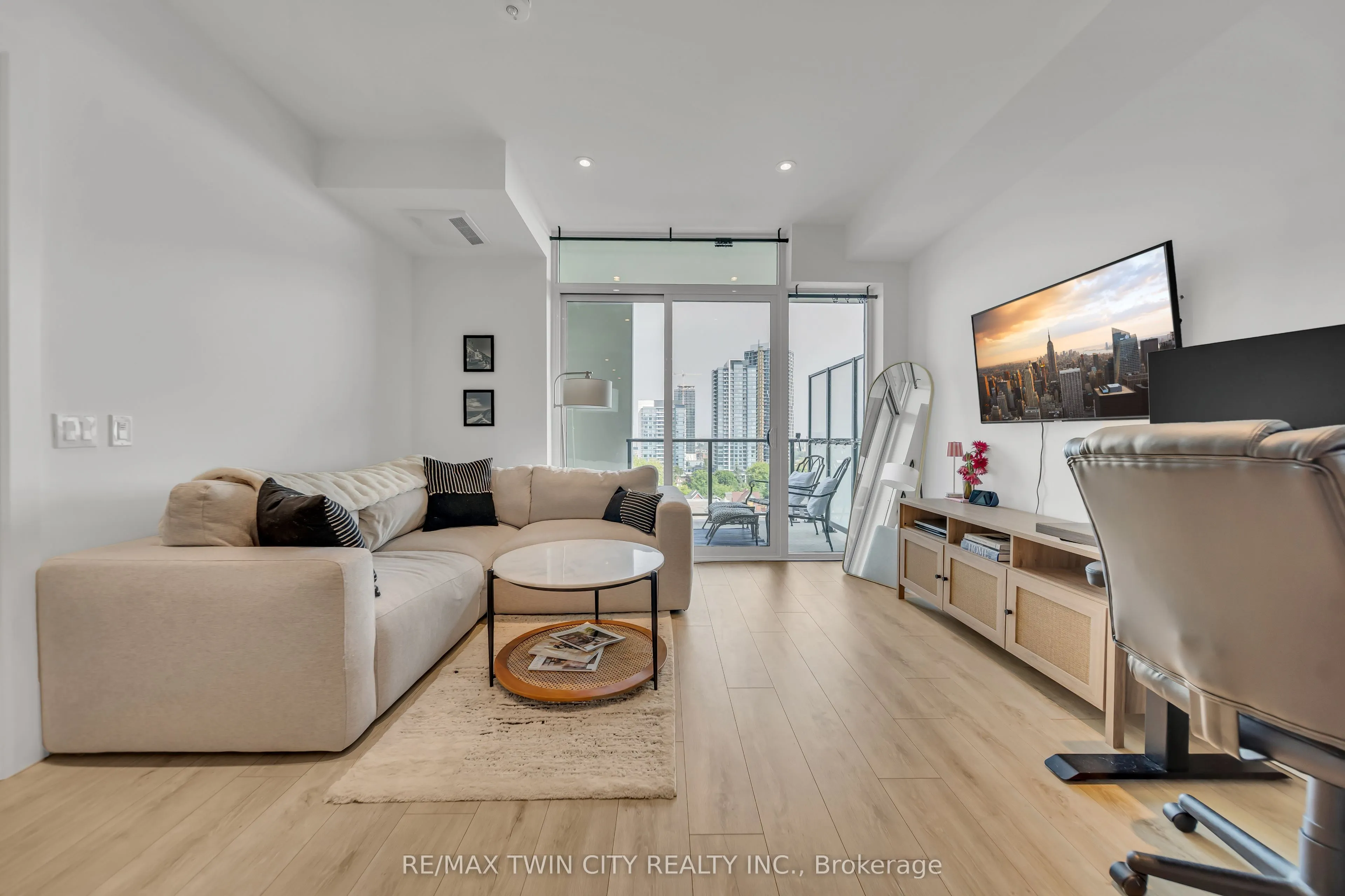 741 King Street W, #906