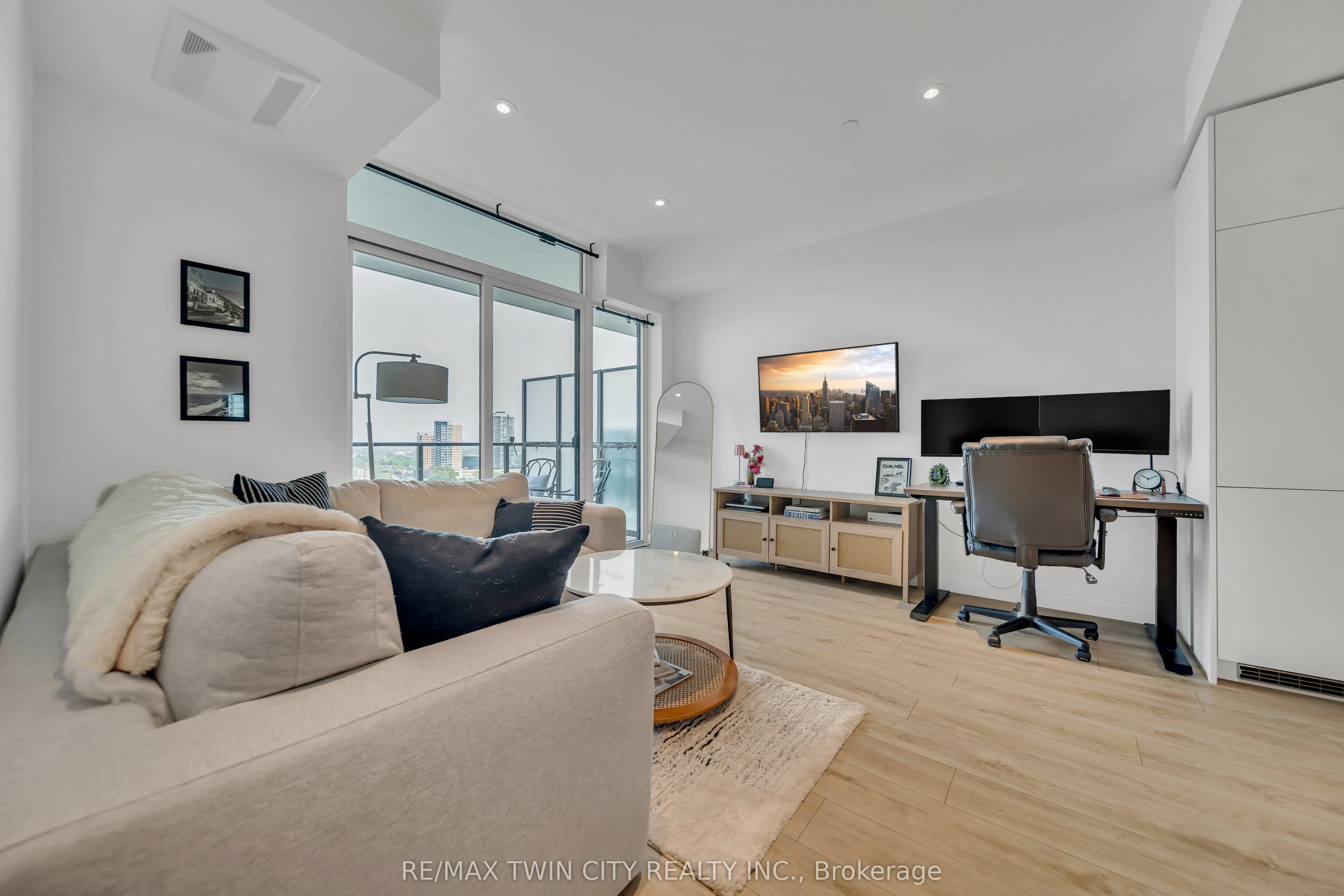 741 King Street W, #906