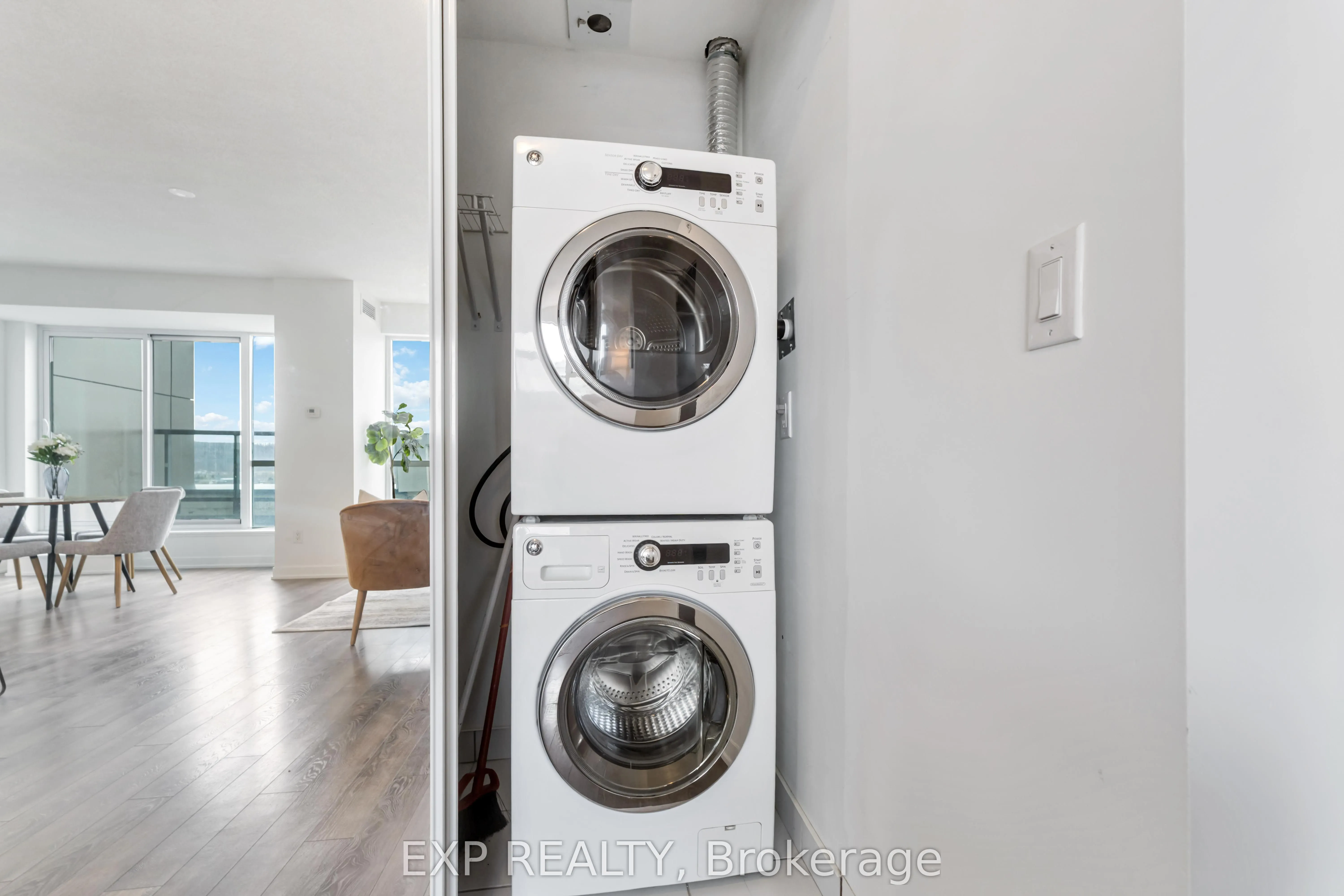 550 North Service Road, #1001