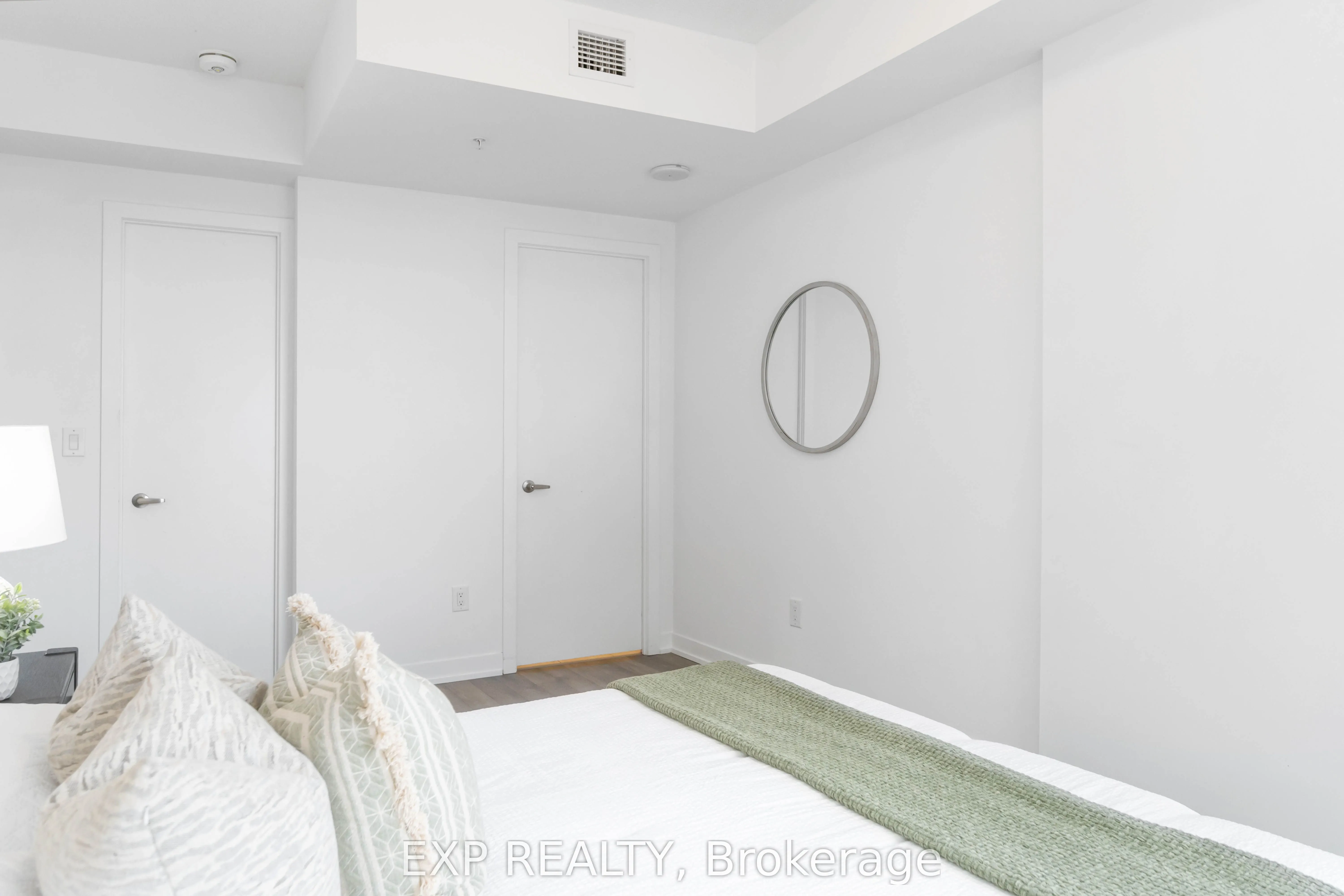 550 North Service Road, #1001
