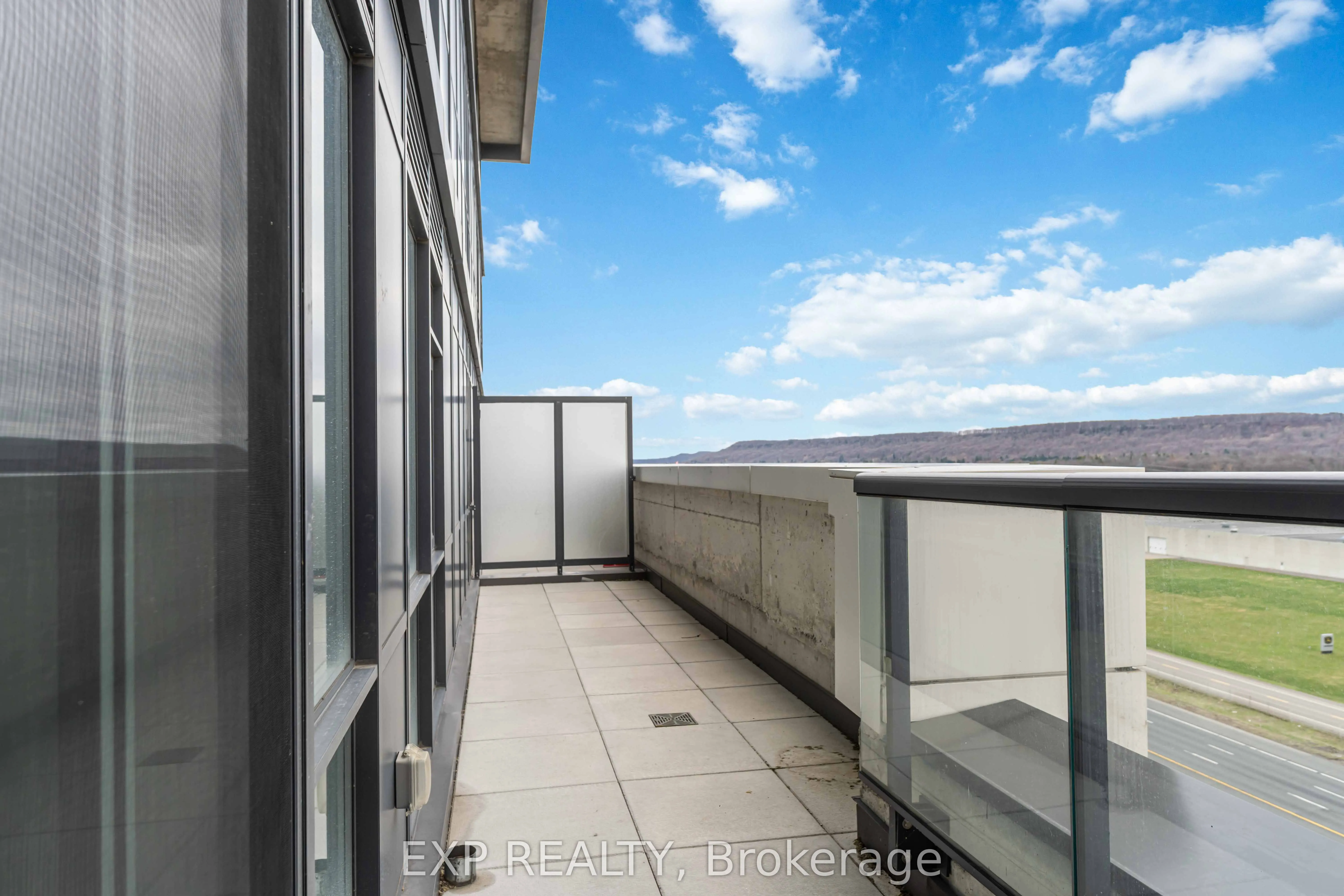 550 North Service Road, #1001