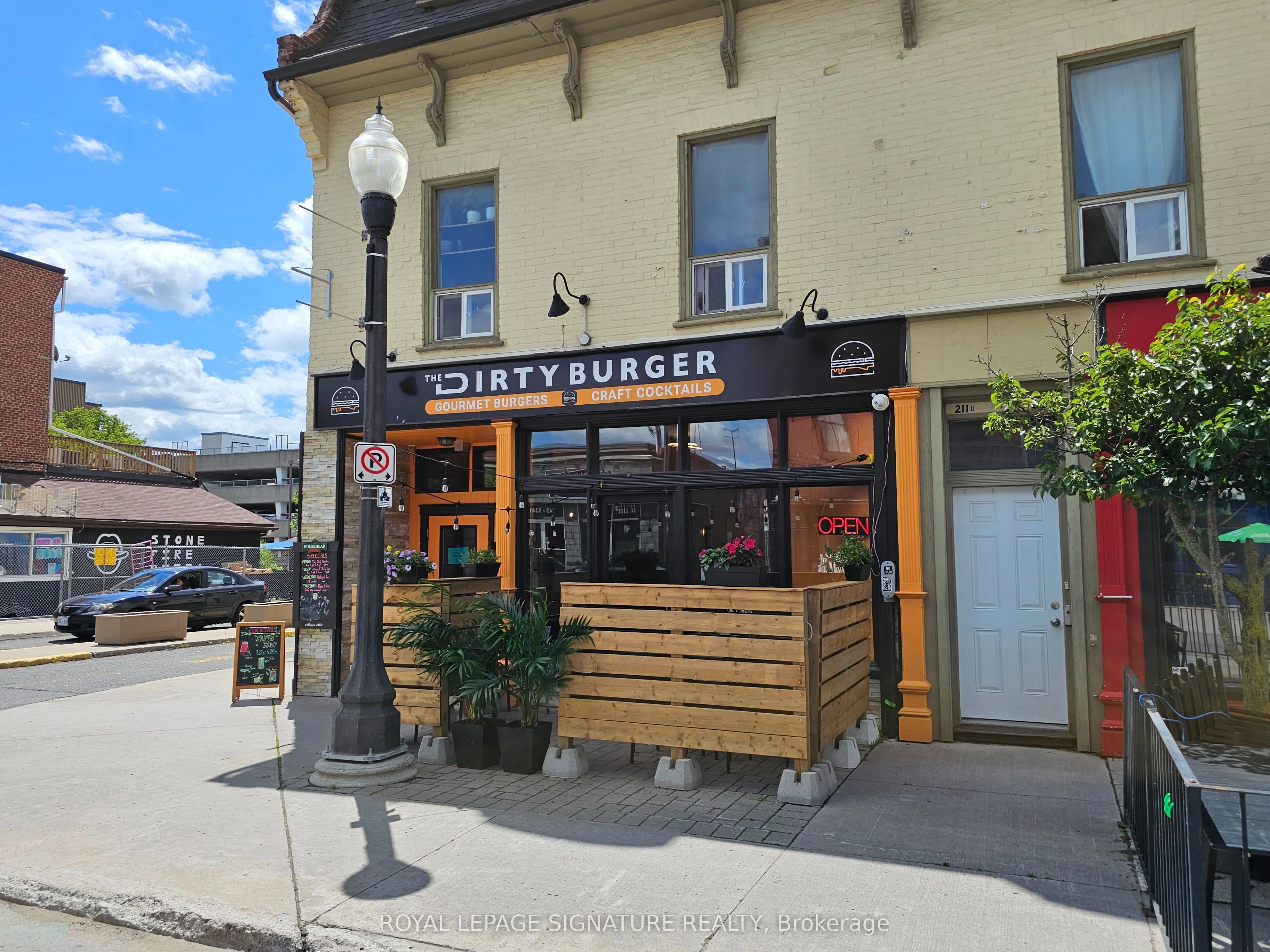 211 Hunter Street W