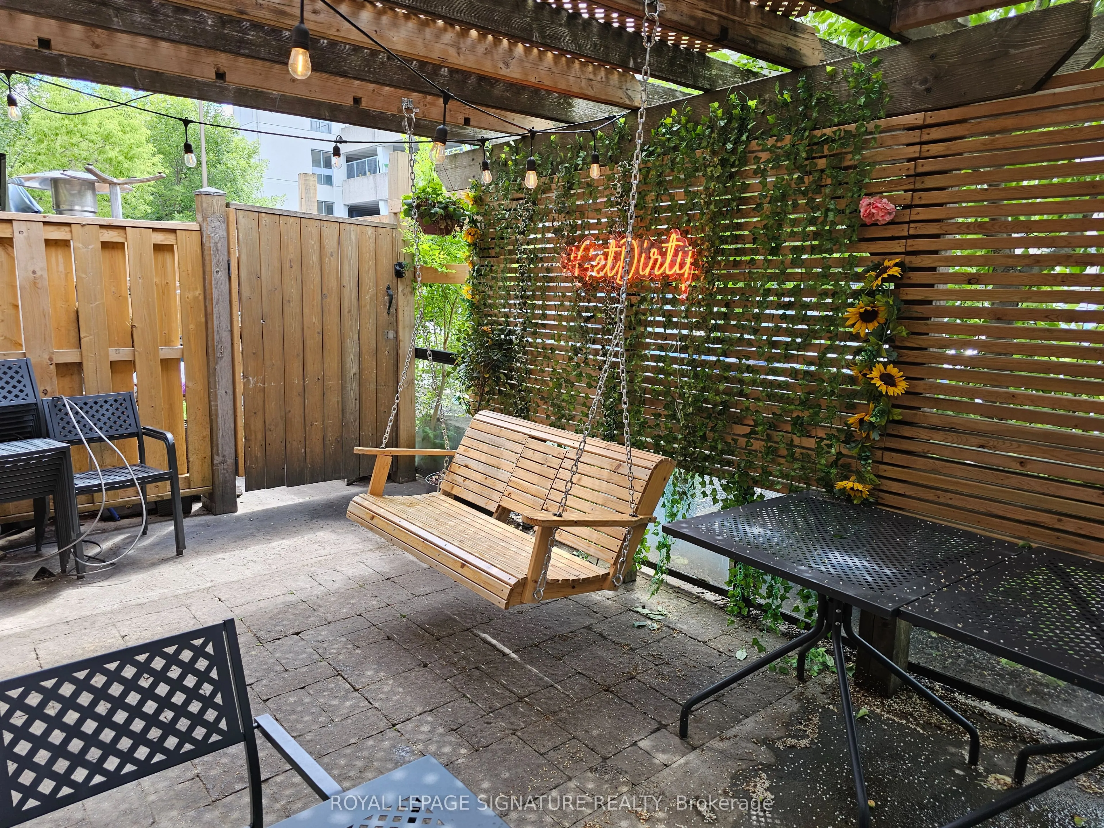 211 Hunter Street W