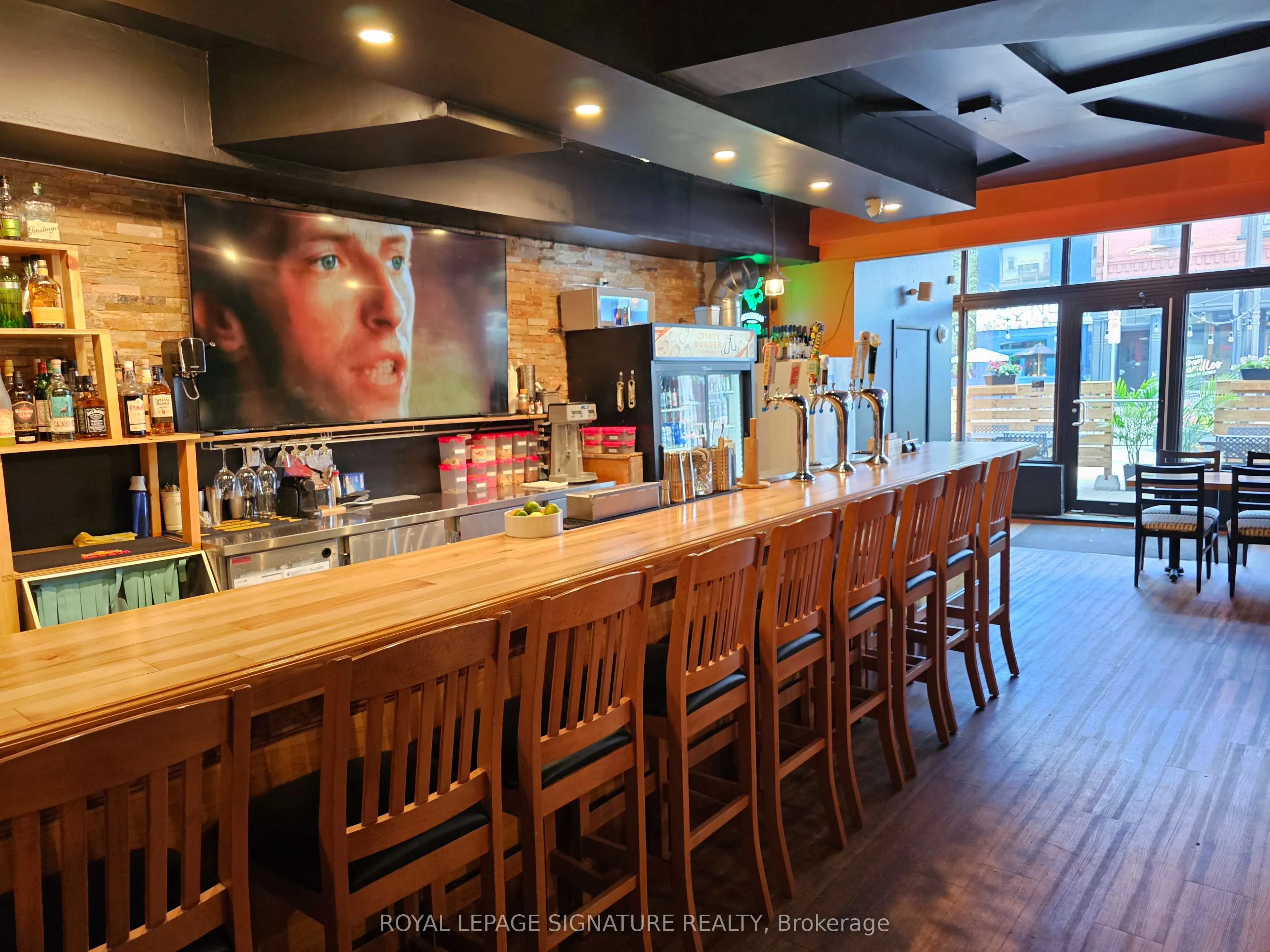 211 Hunter Street W