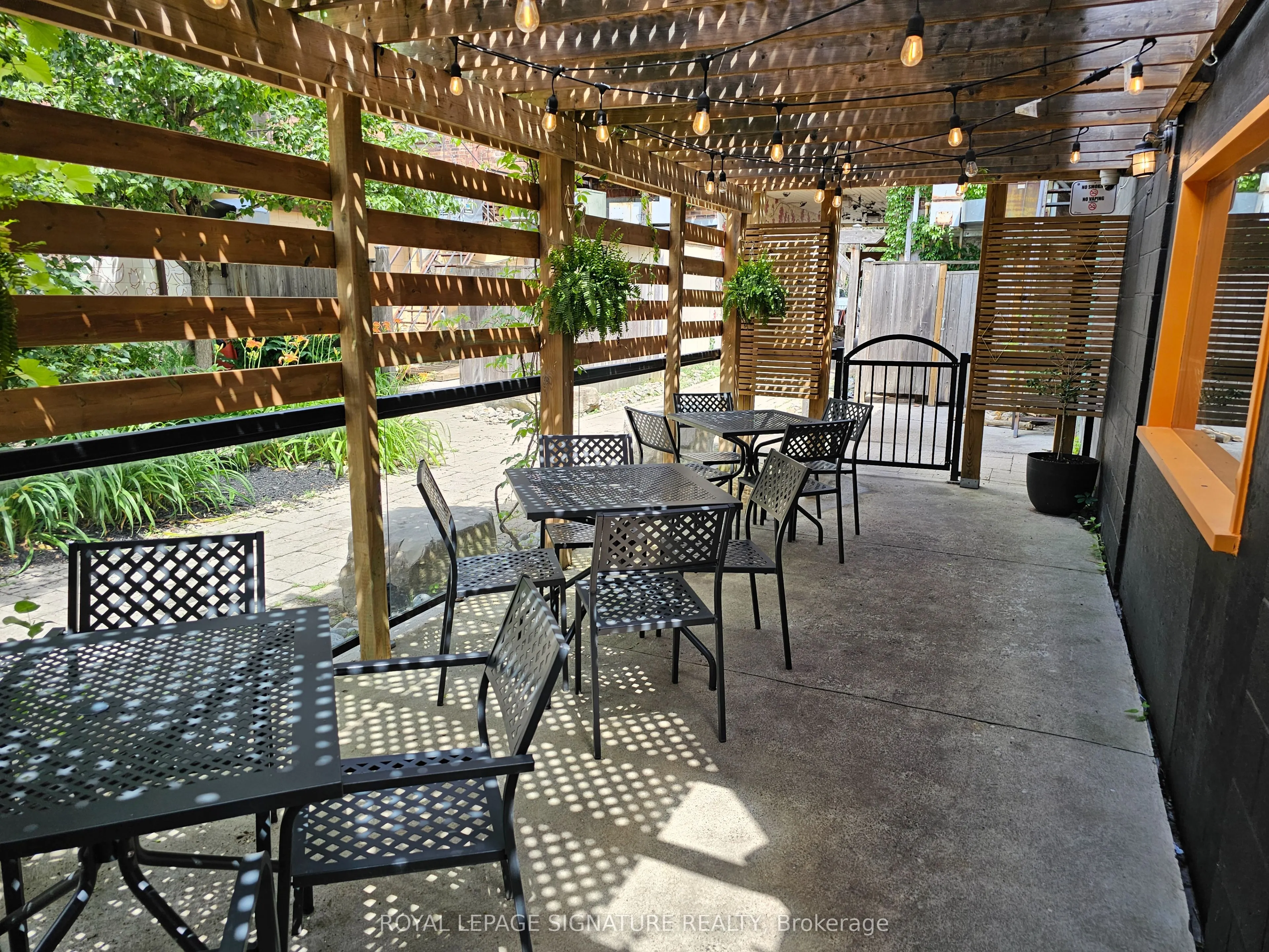 211 Hunter Street W