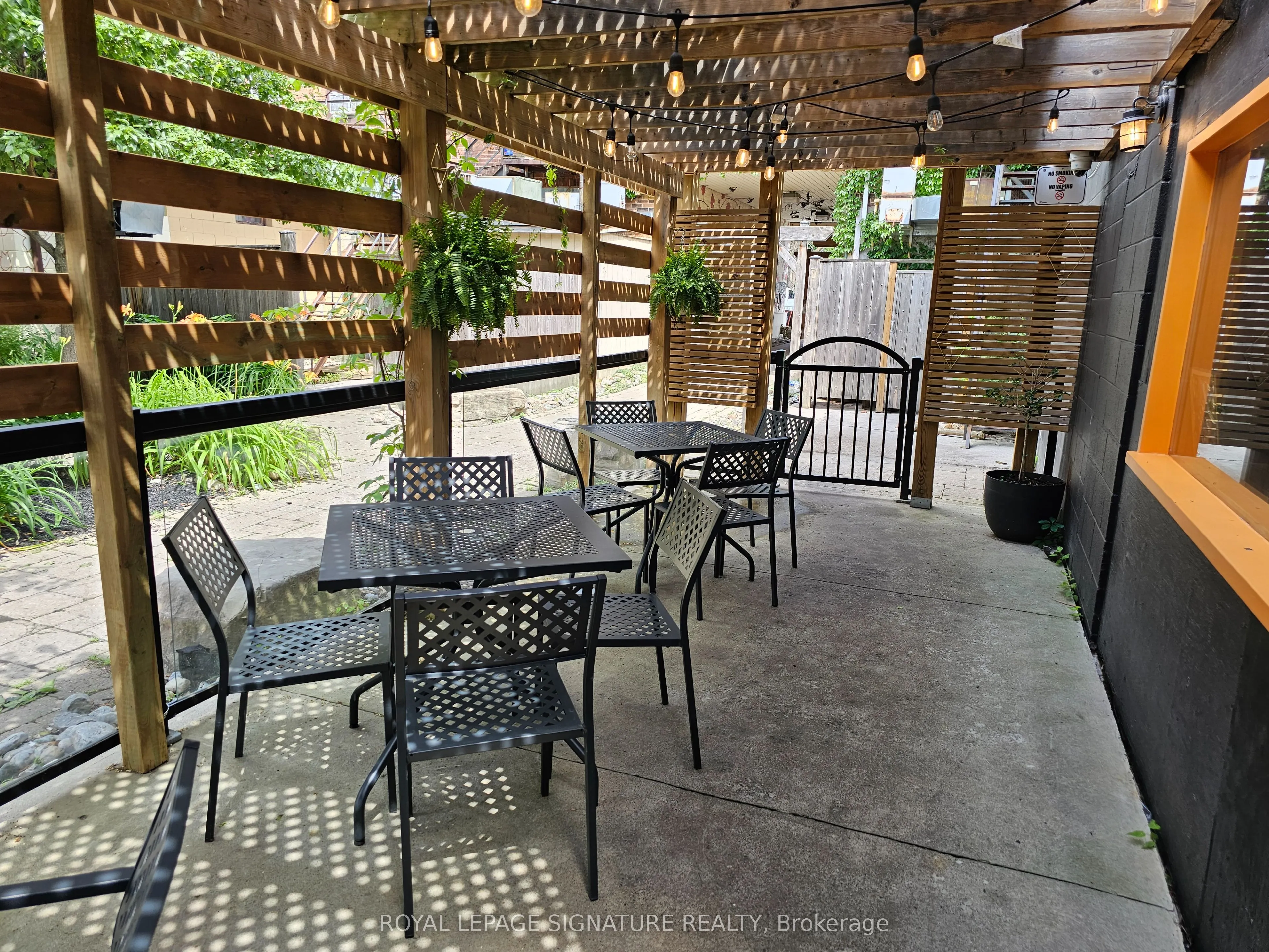 211 Hunter Street W