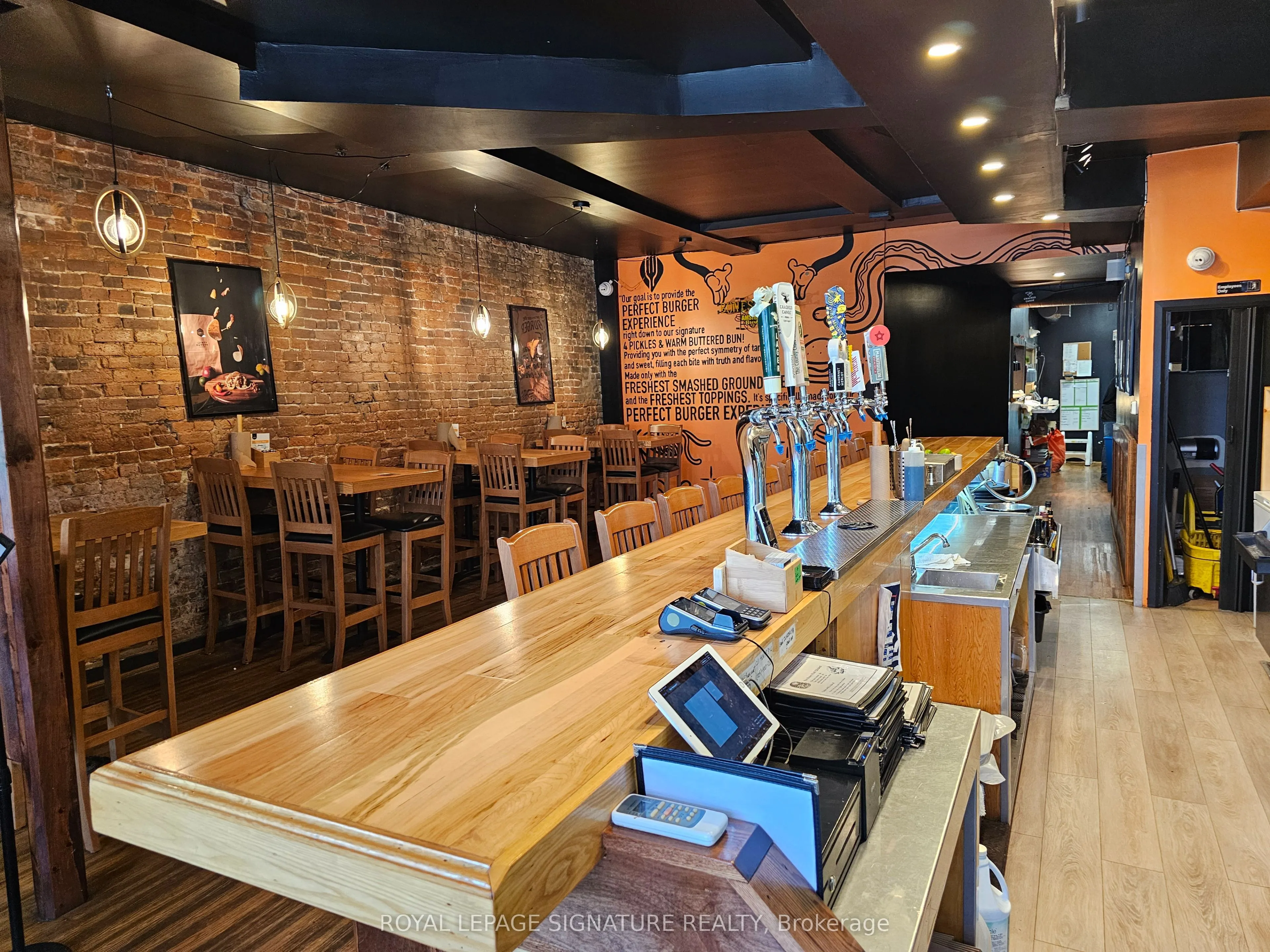 211 Hunter Street W