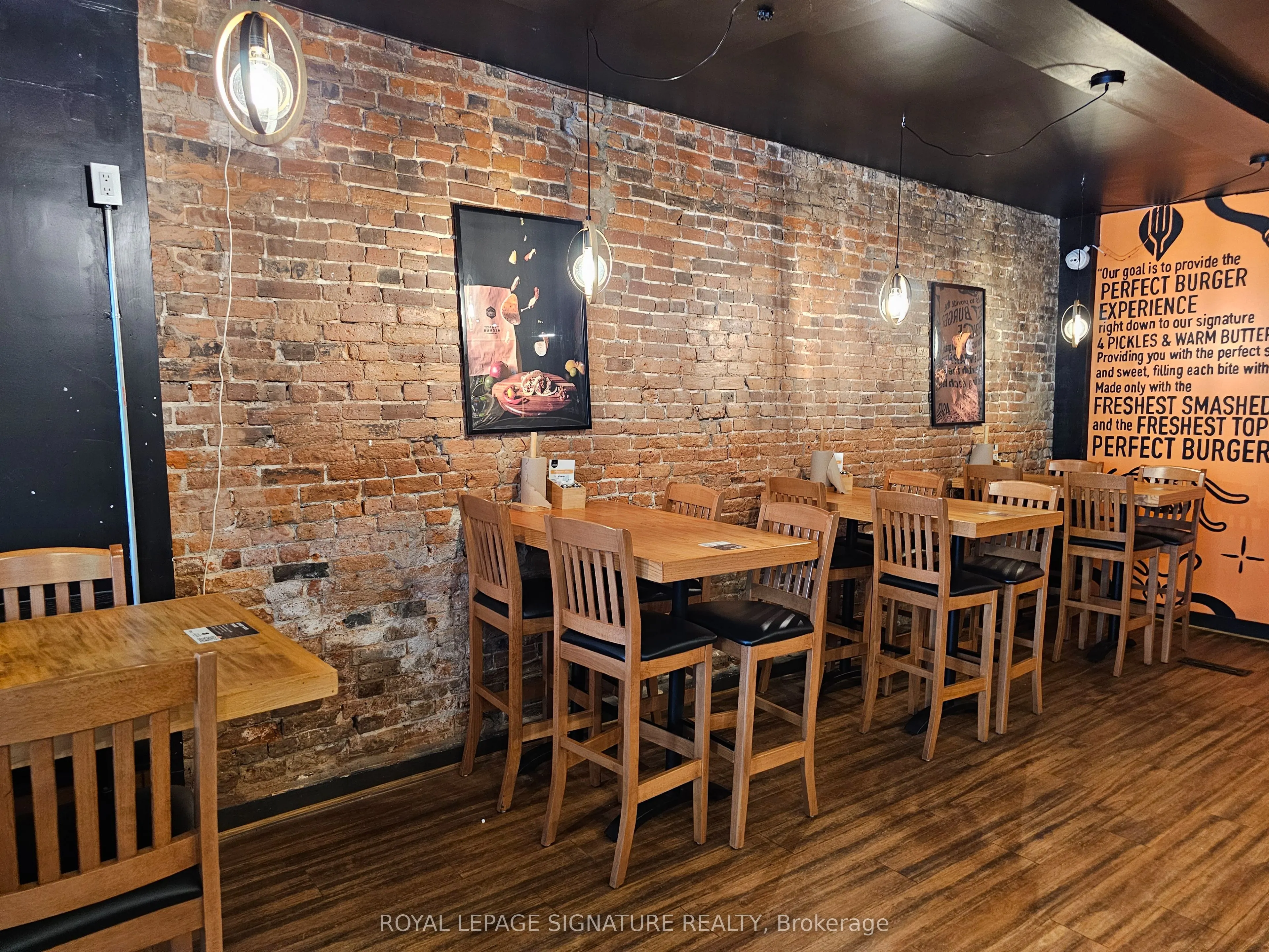 211 Hunter Street W