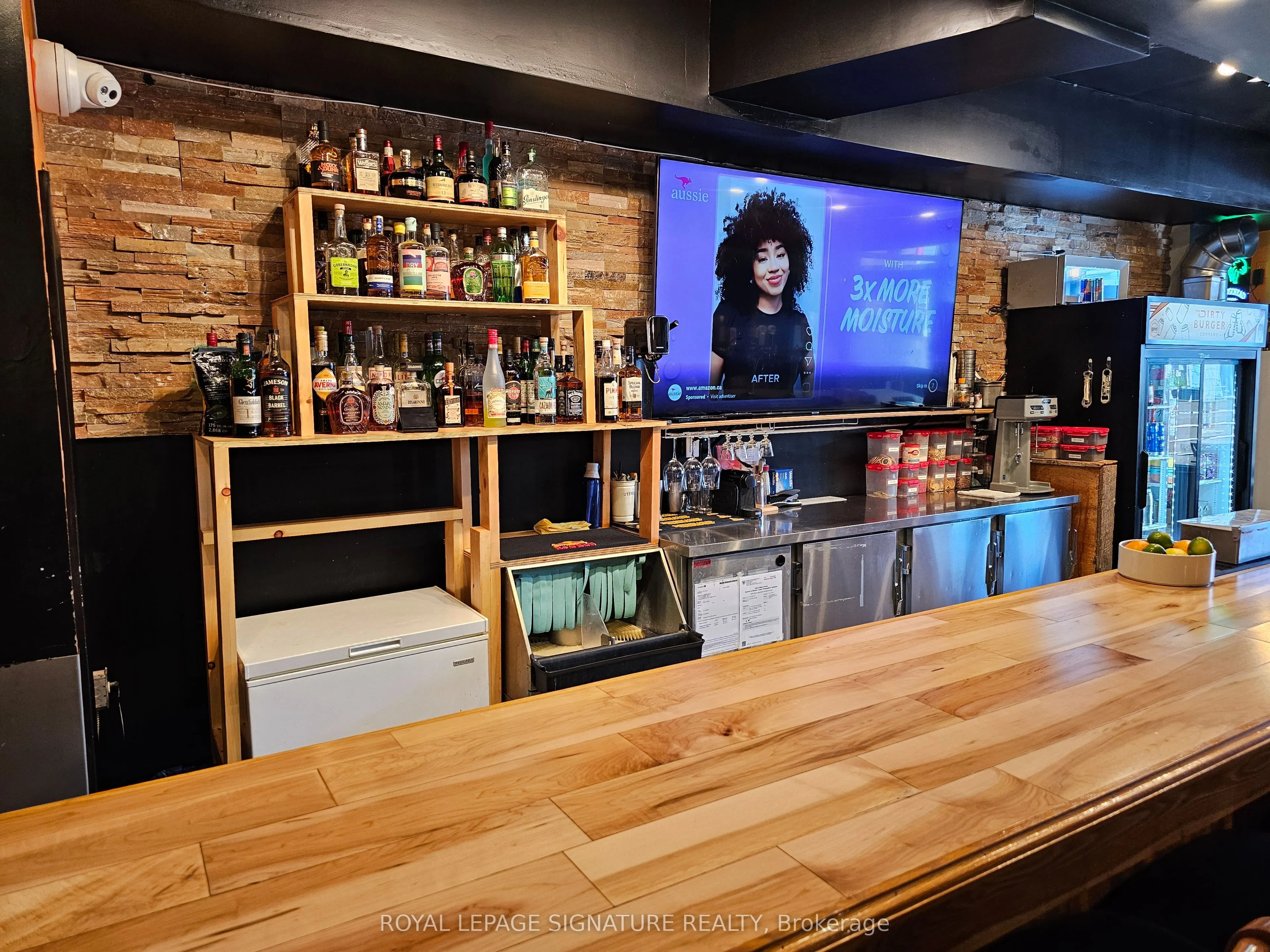 211 Hunter Street W