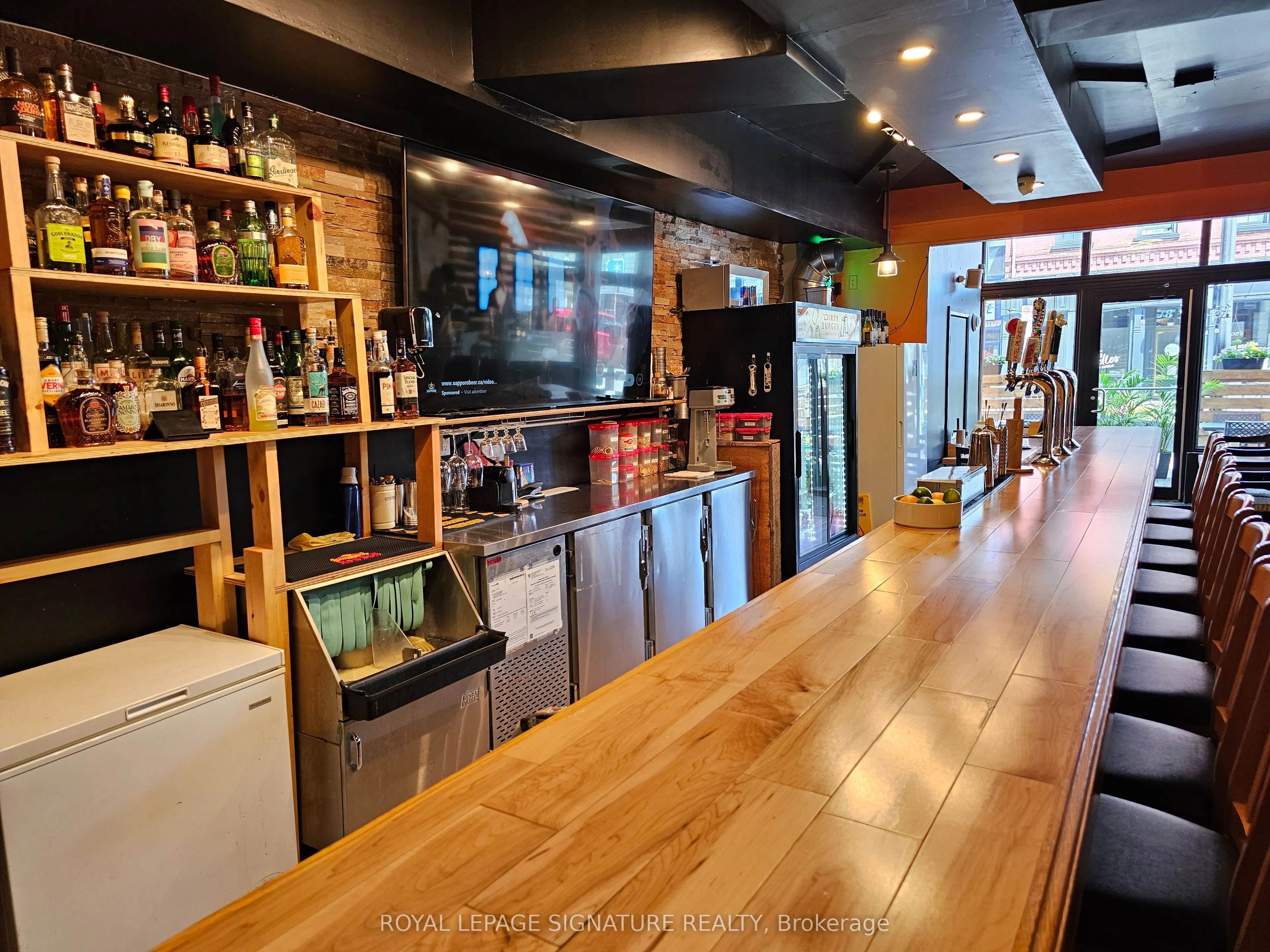 211 Hunter Street W