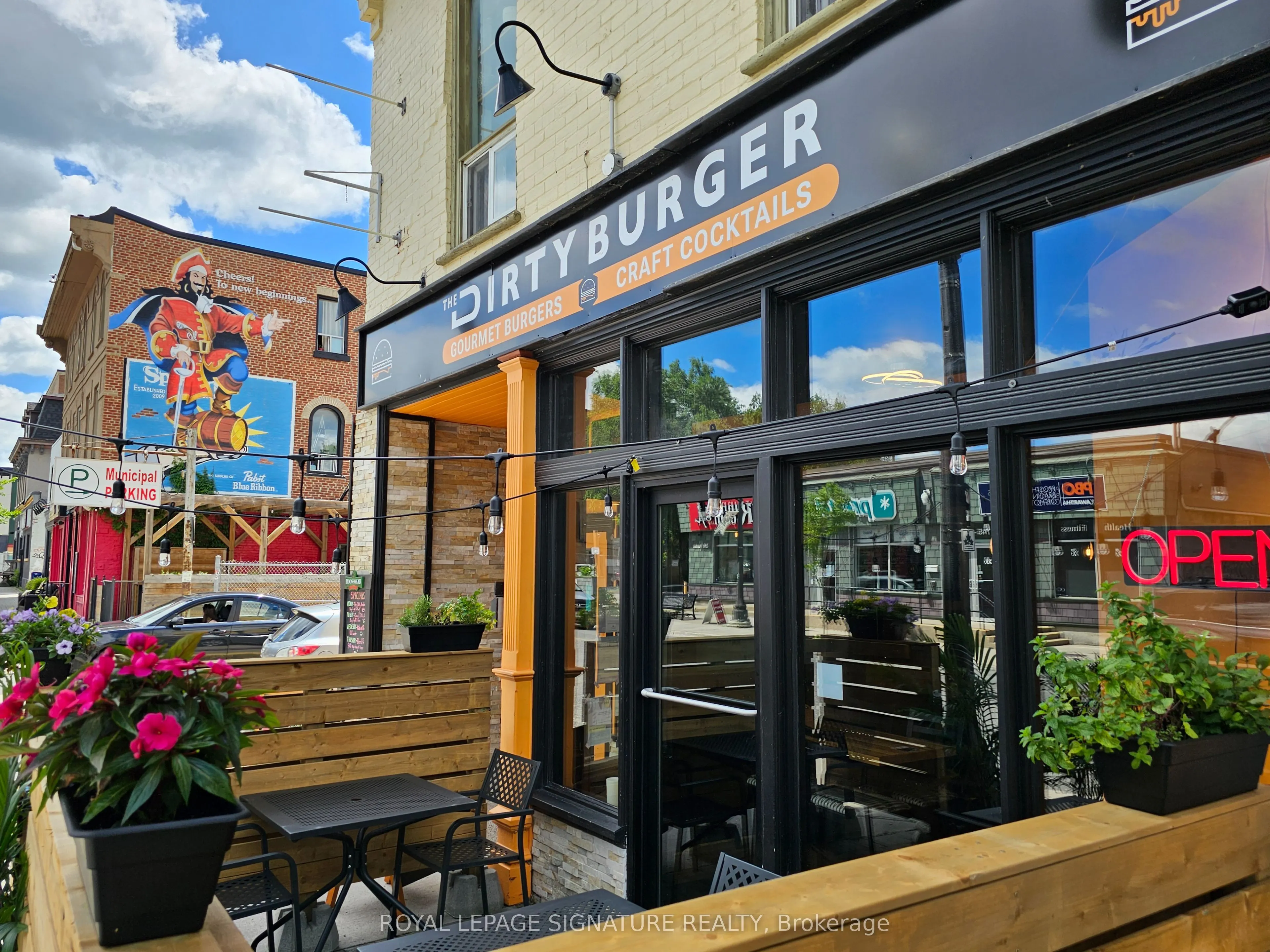 211 Hunter Street W