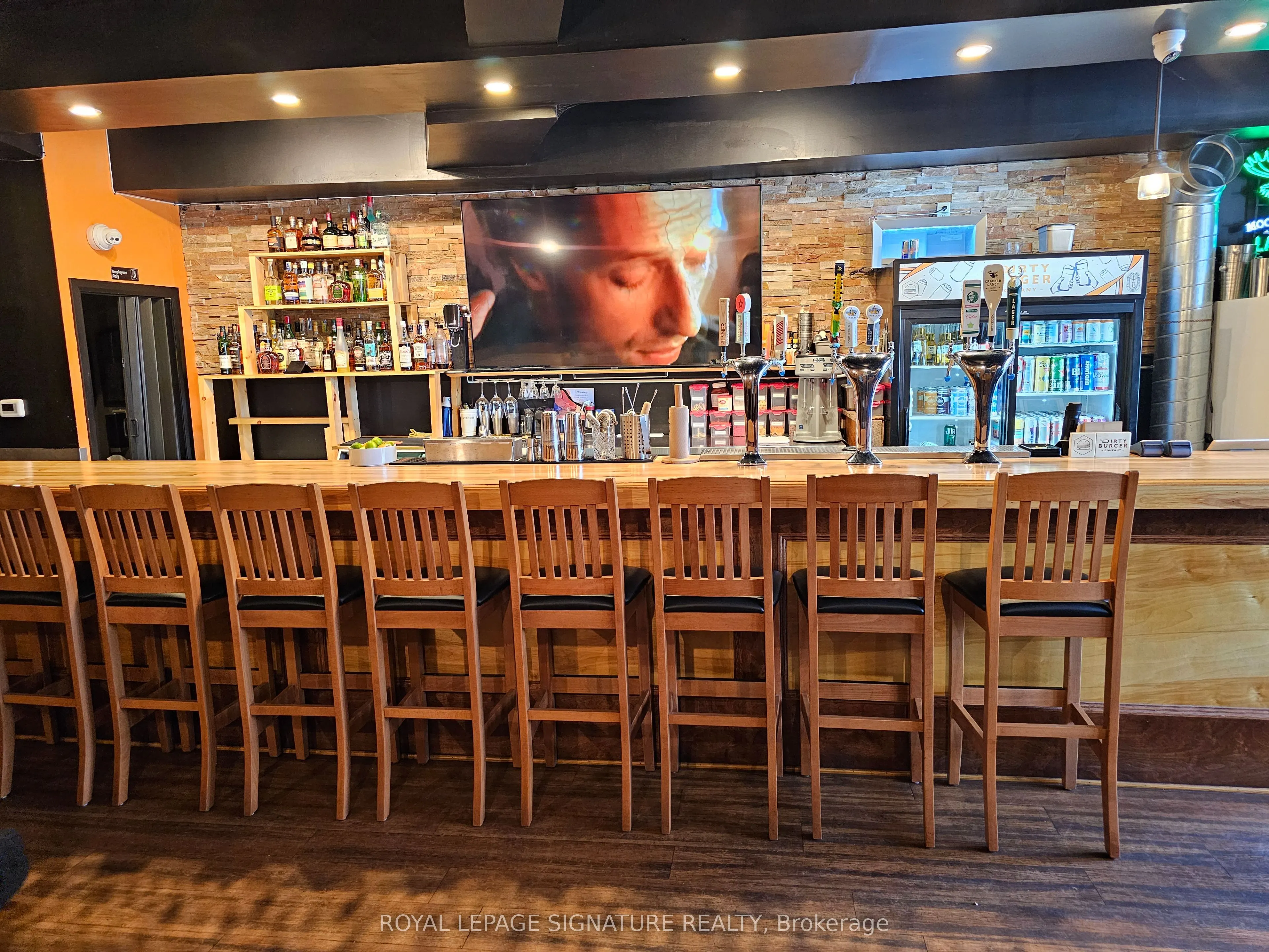 211 Hunter Street W