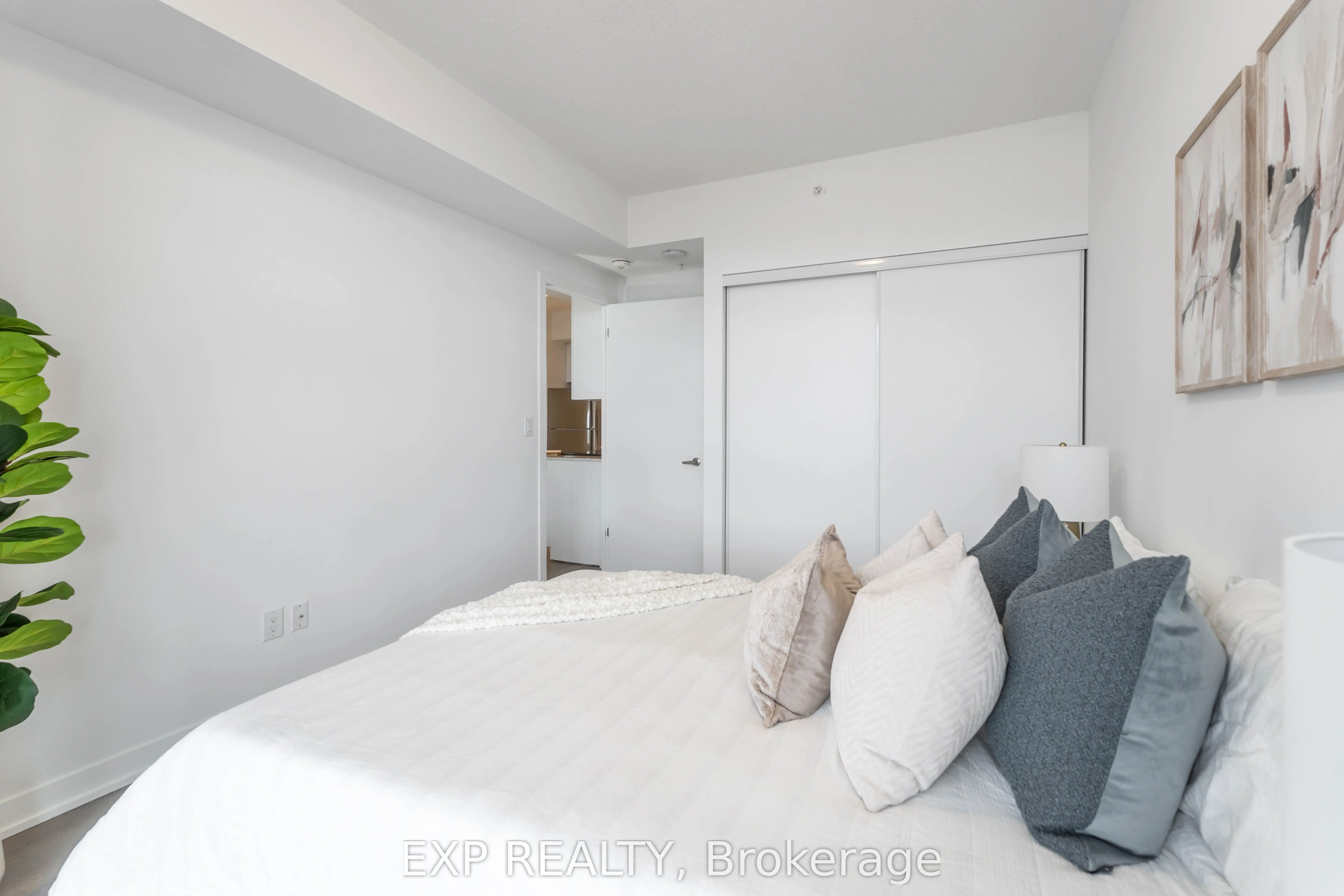 550 North Service Road, #807