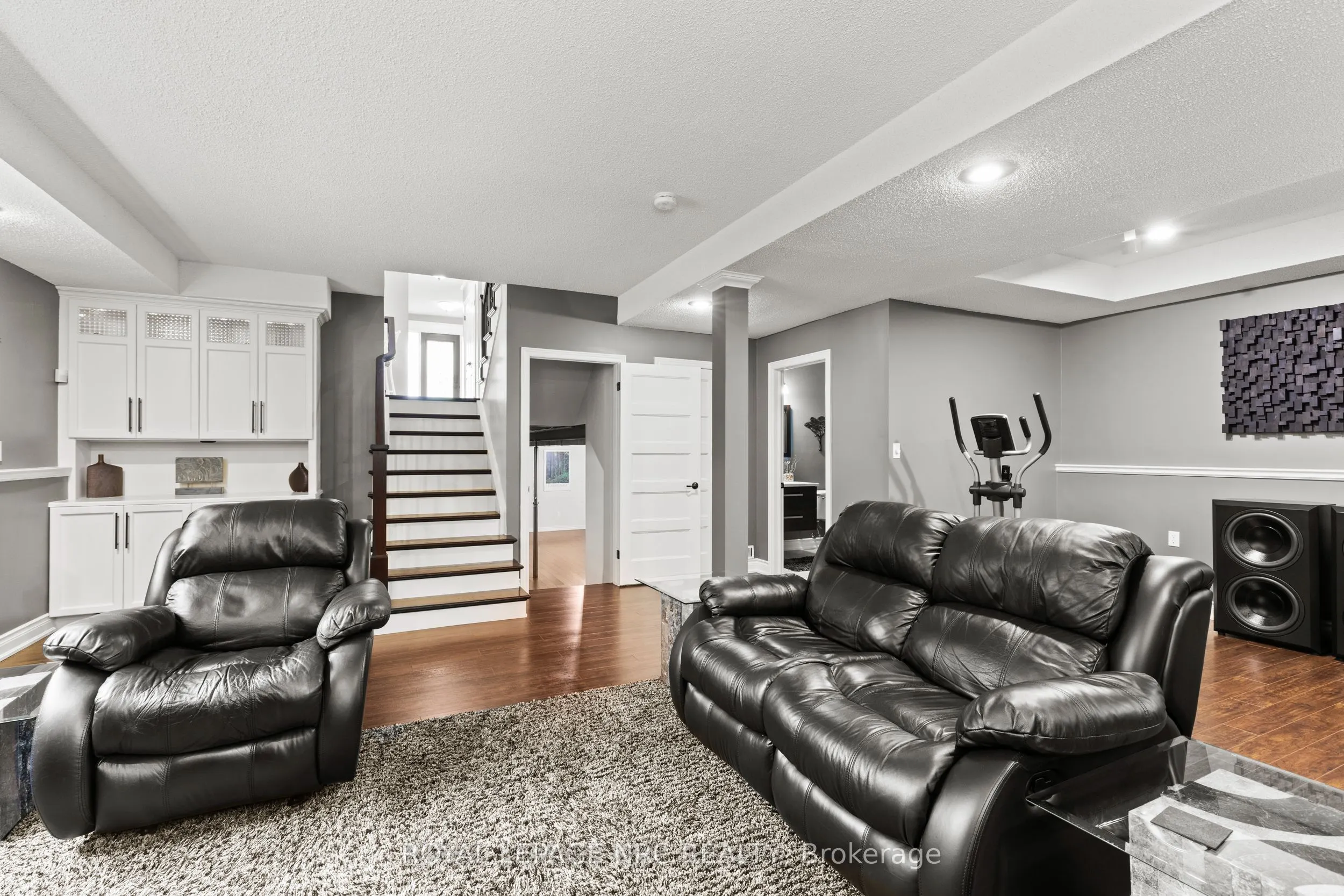7395 Lakewood Crescent