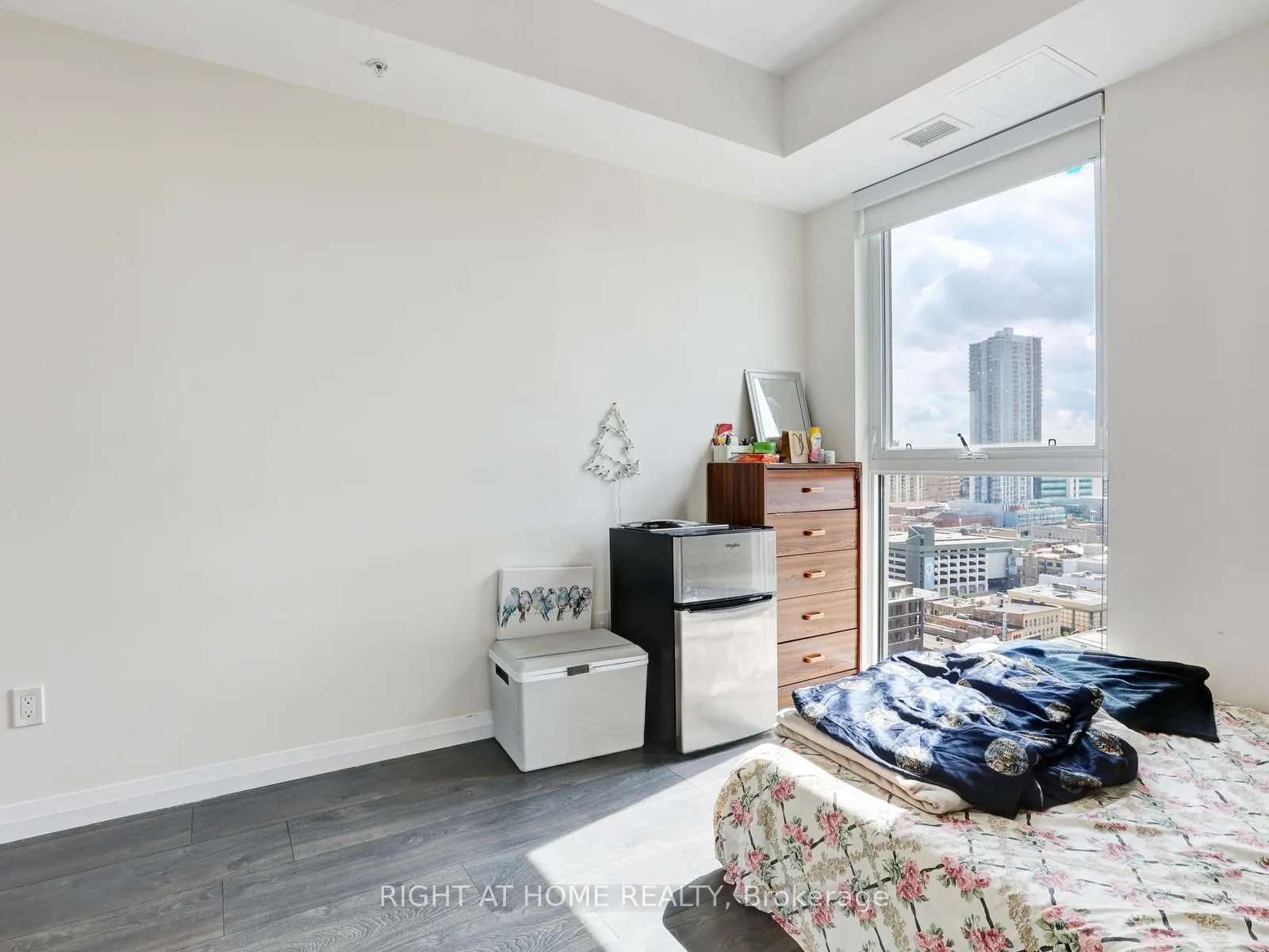 60 Charles Street W, #1804