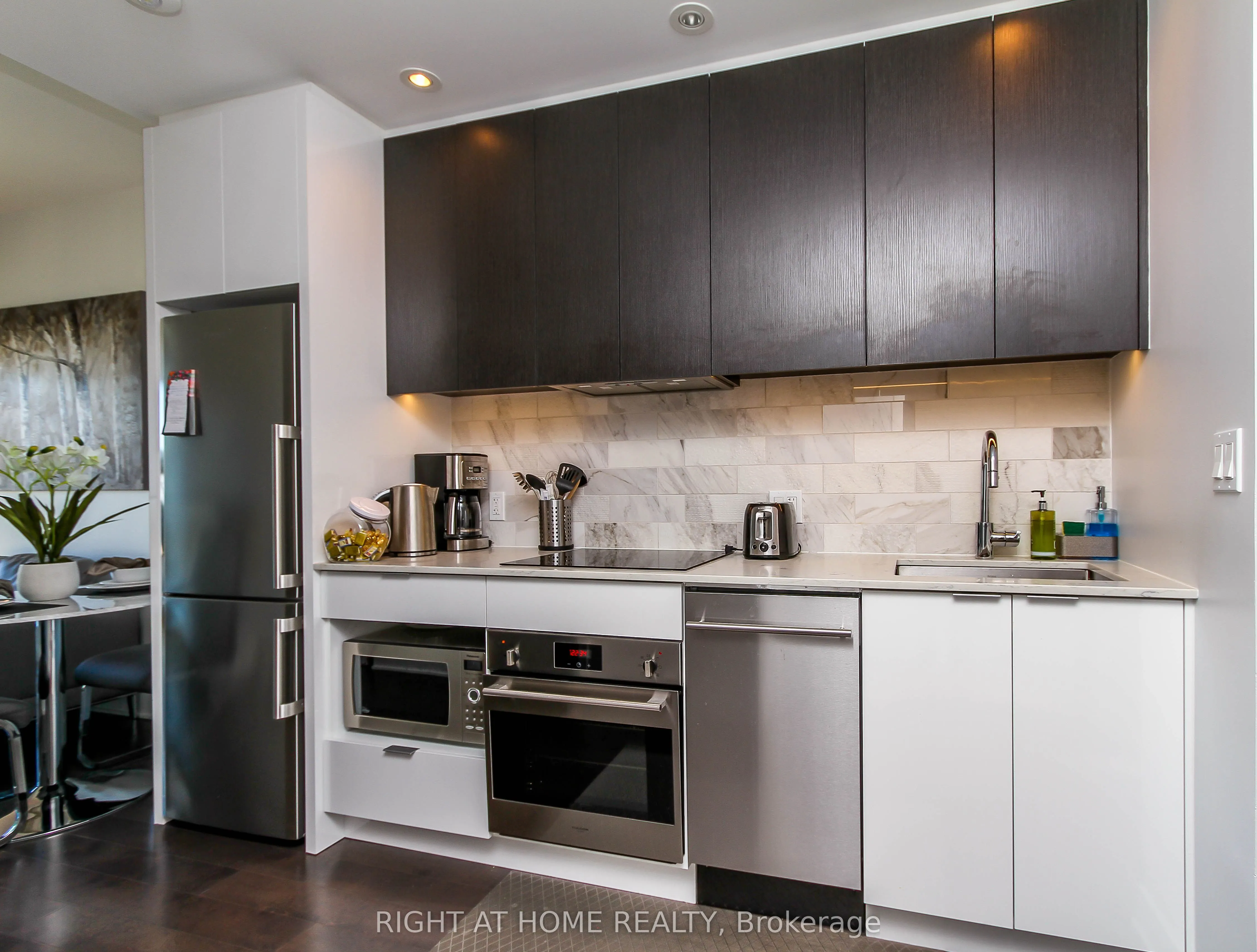 20 DALY Avenue, #2102