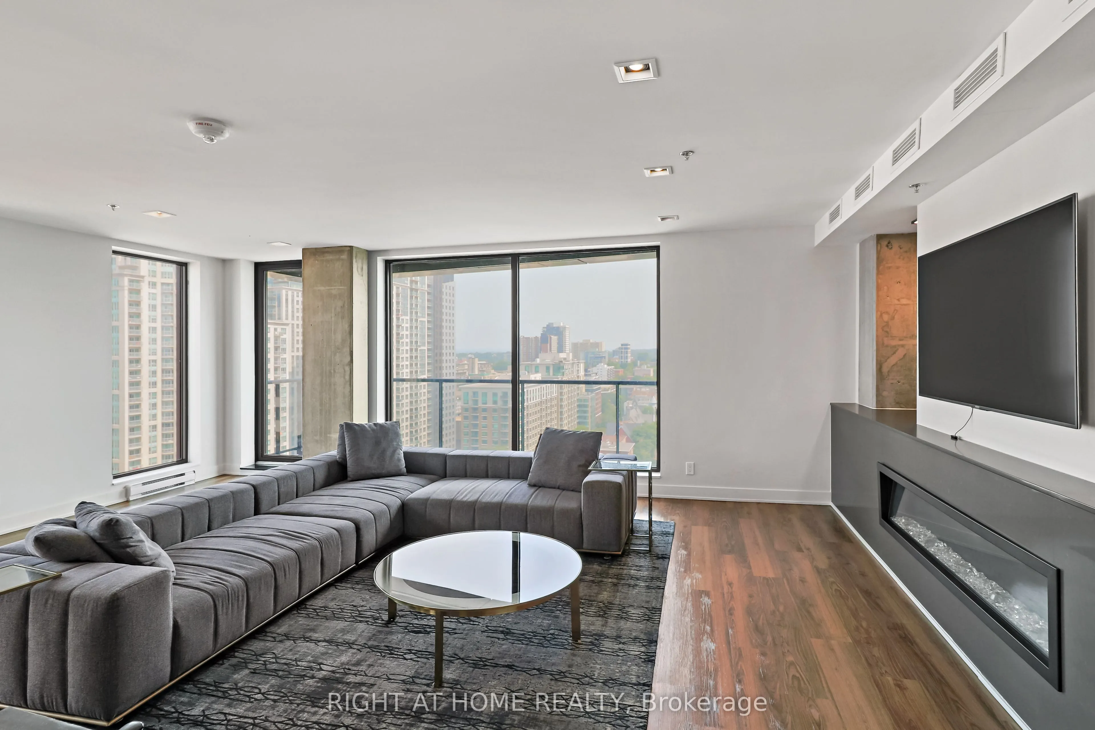 20 DALY Avenue, #2102