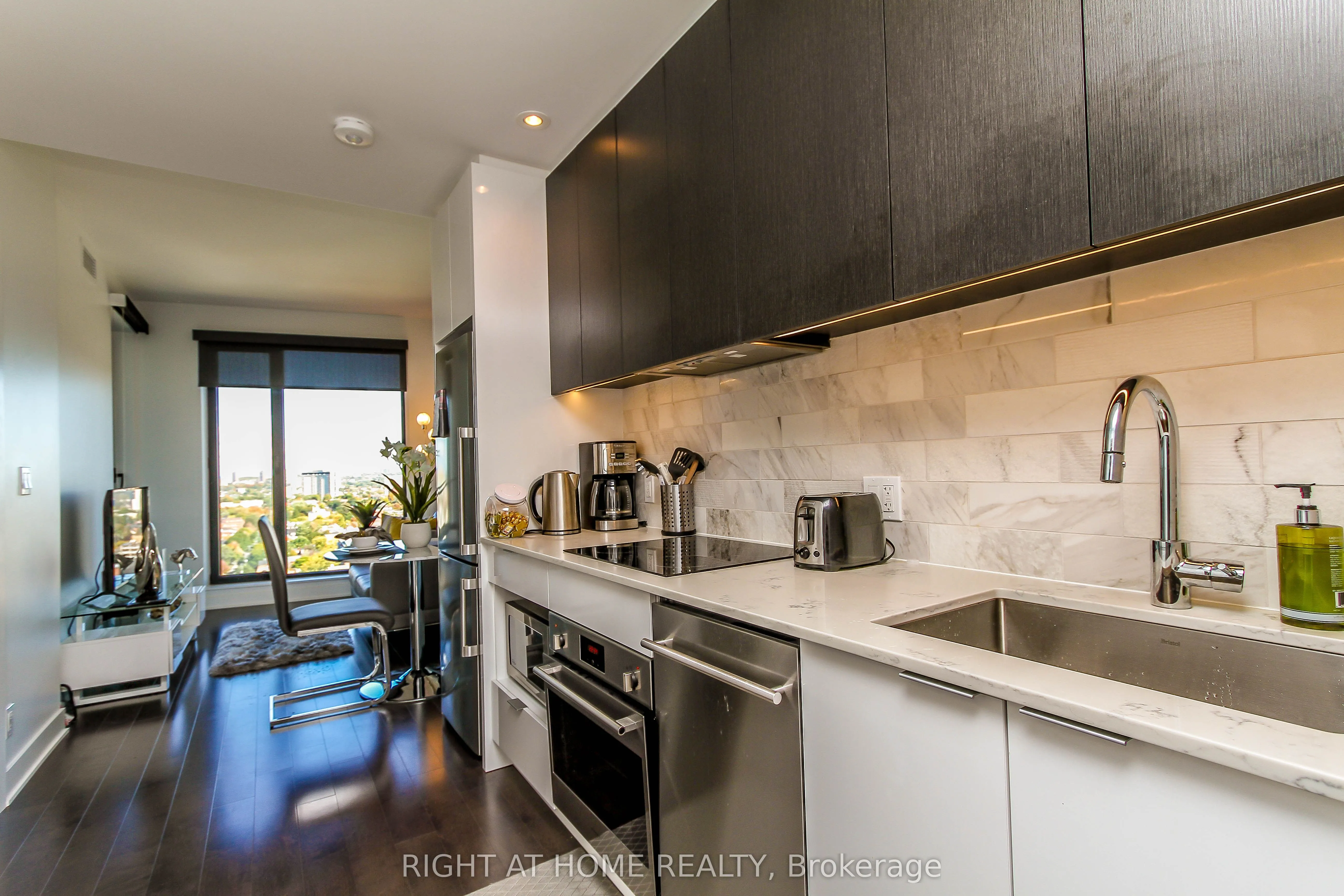 20 DALY Avenue, #2102
