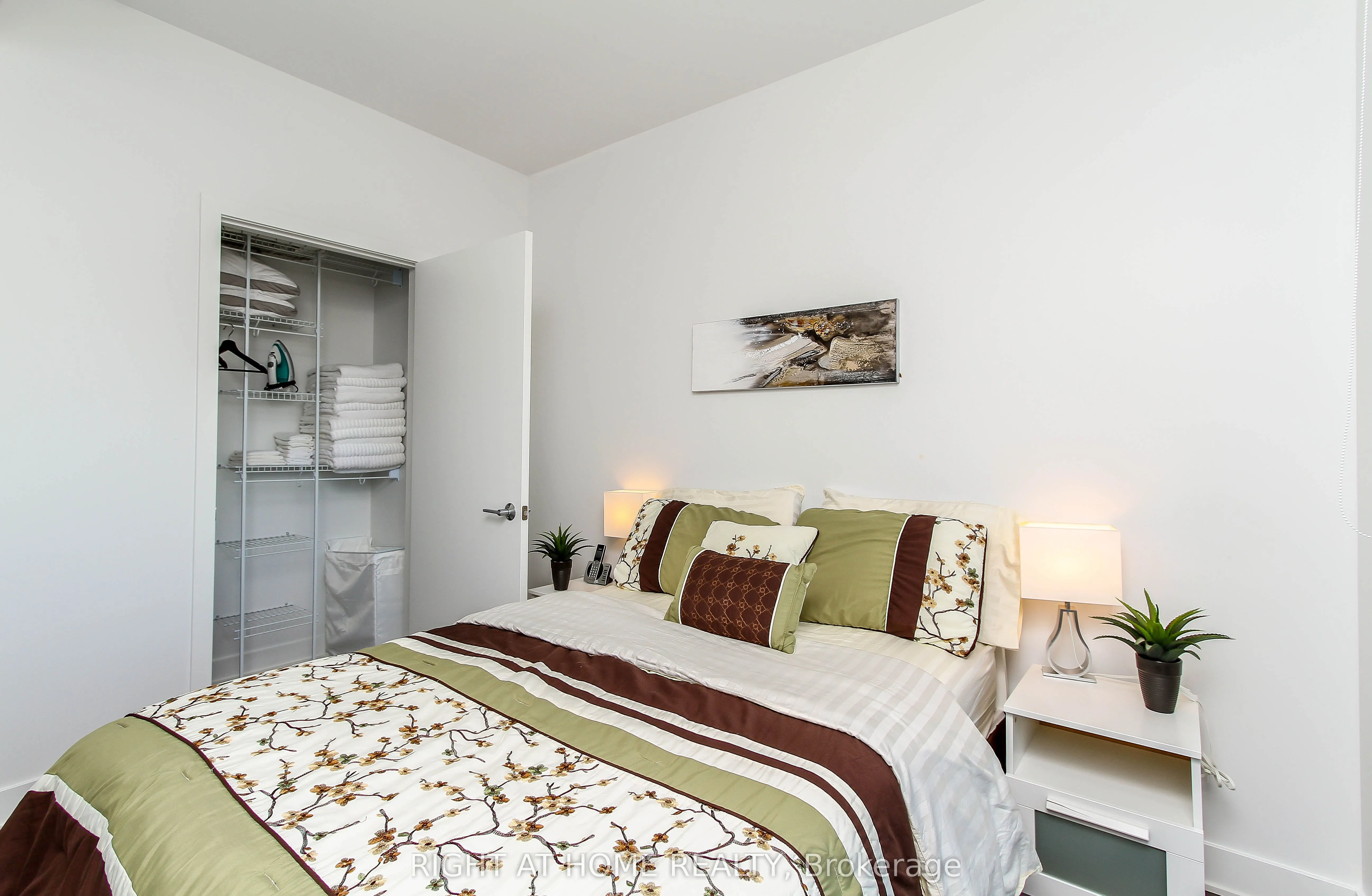 20 DALY Avenue, #2102