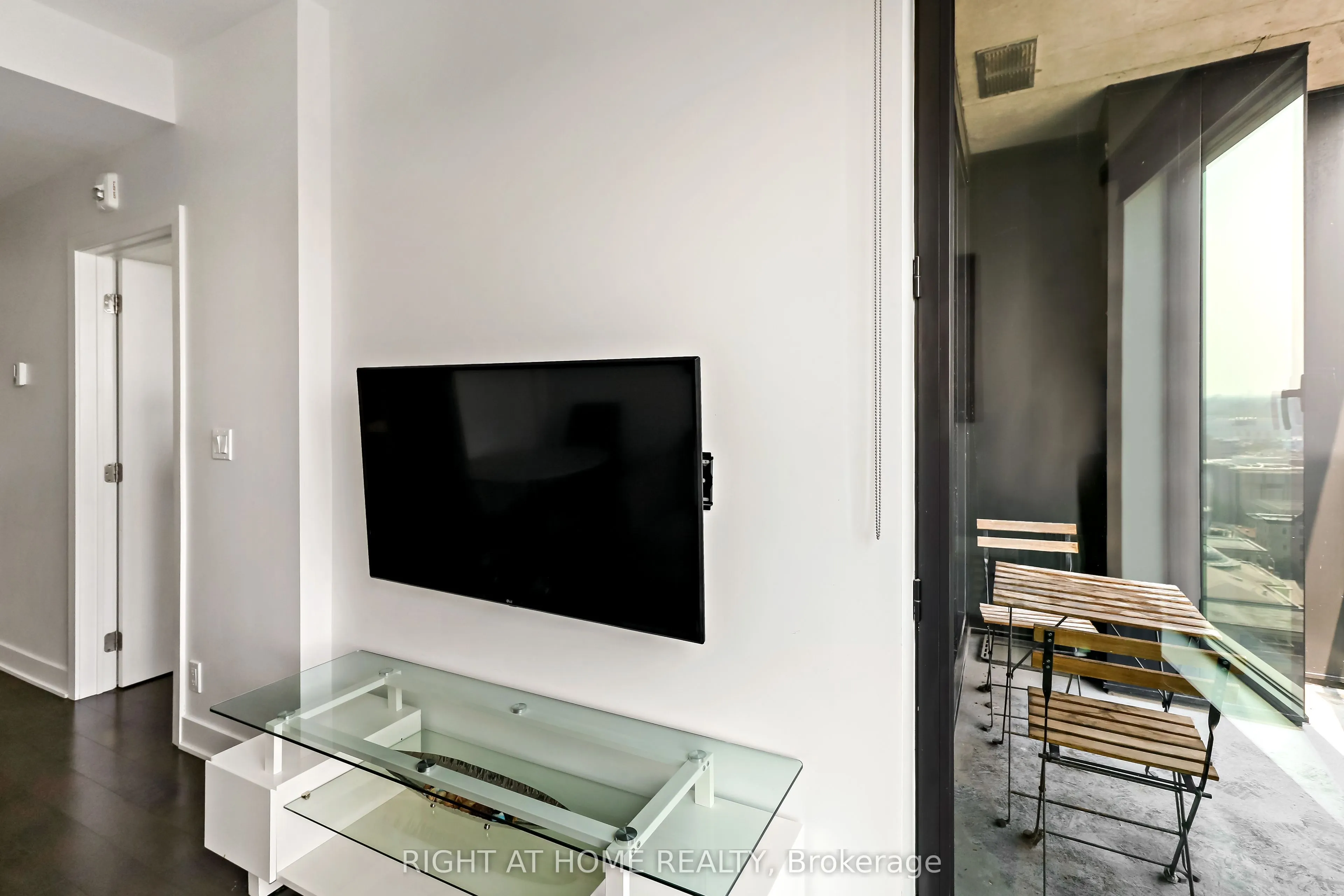20 DALY Avenue, #2102
