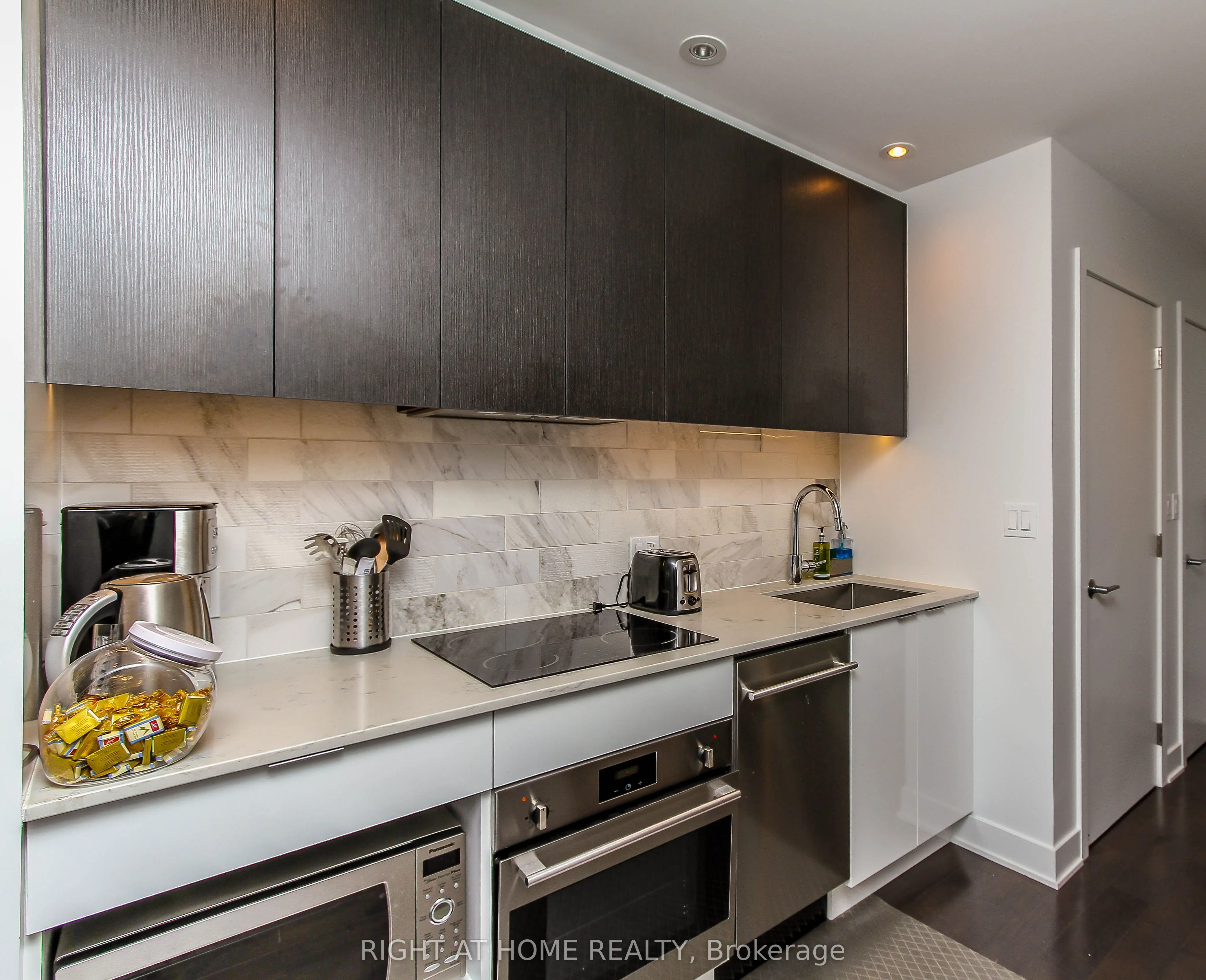 20 DALY Avenue, #2102