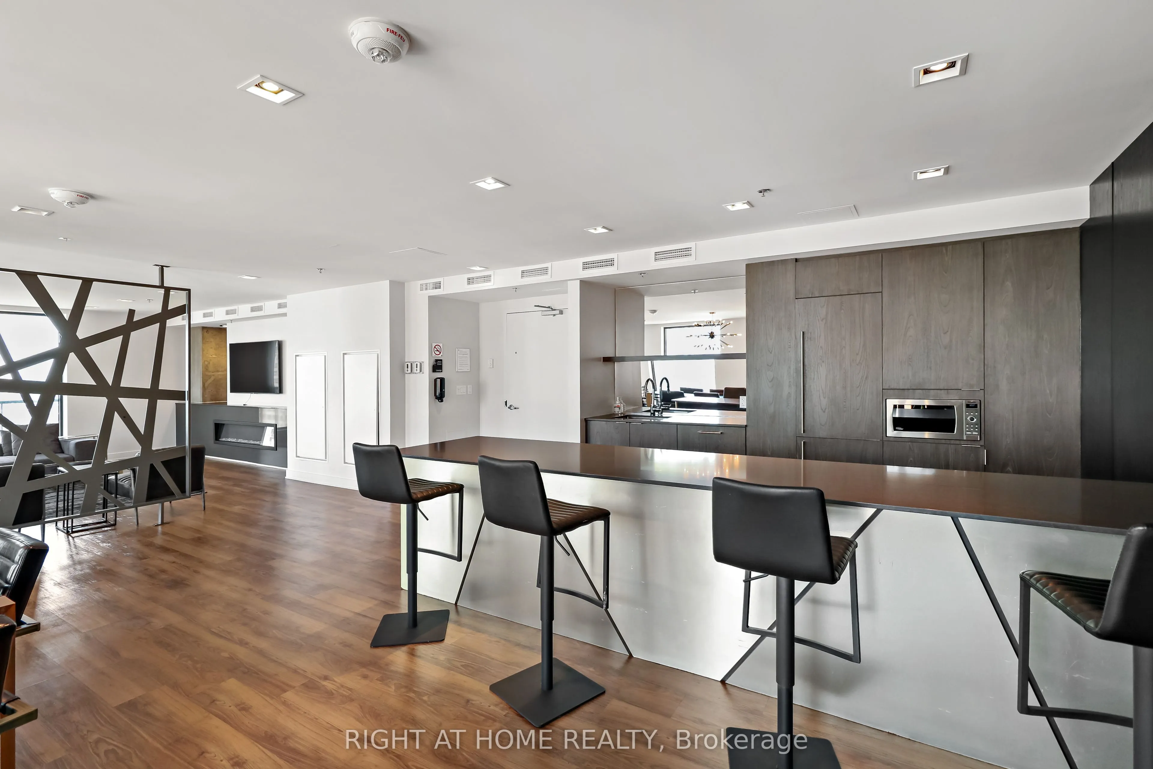 20 DALY Avenue, #2102