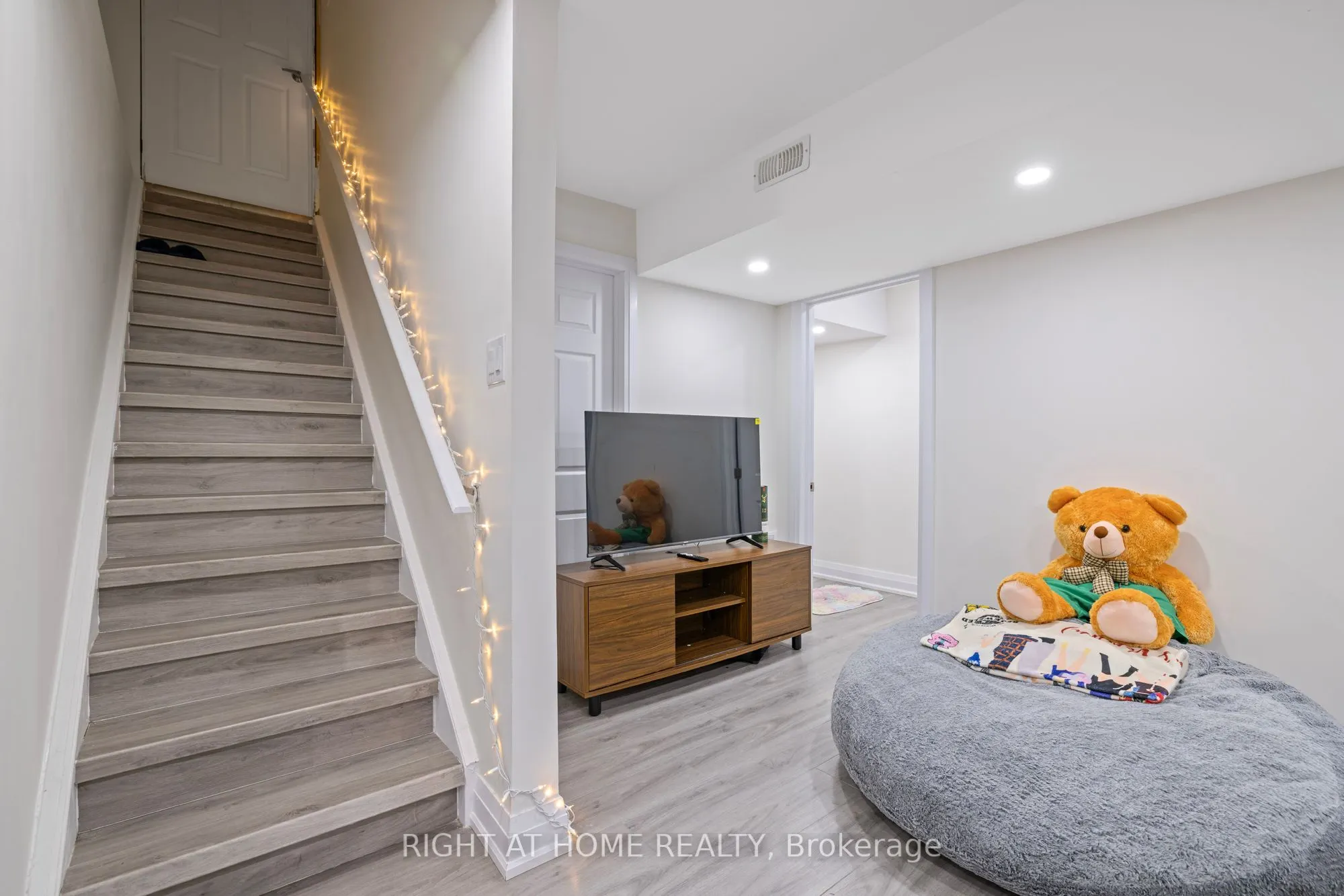 139 FREURE Drive