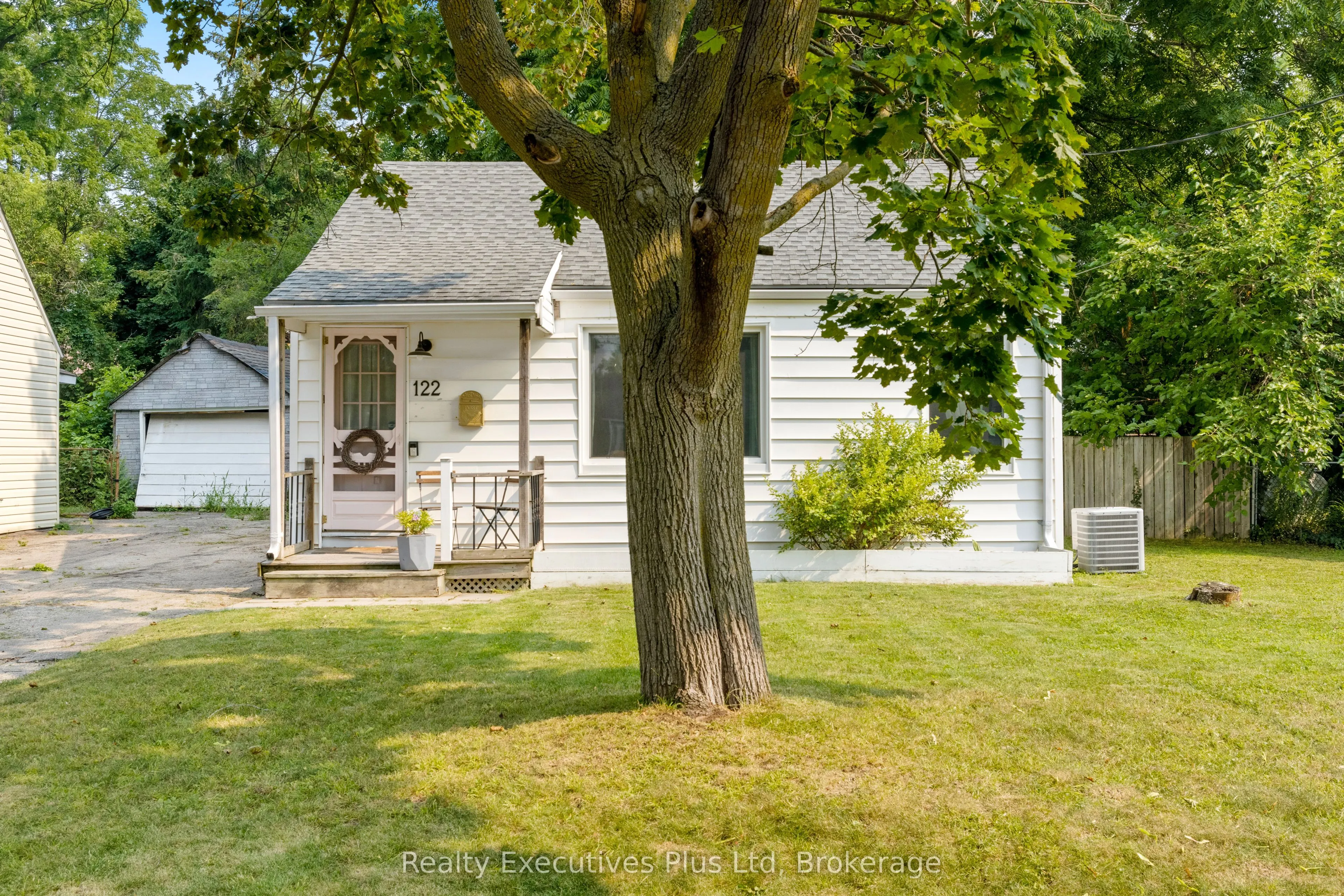 122 Spadina Road E