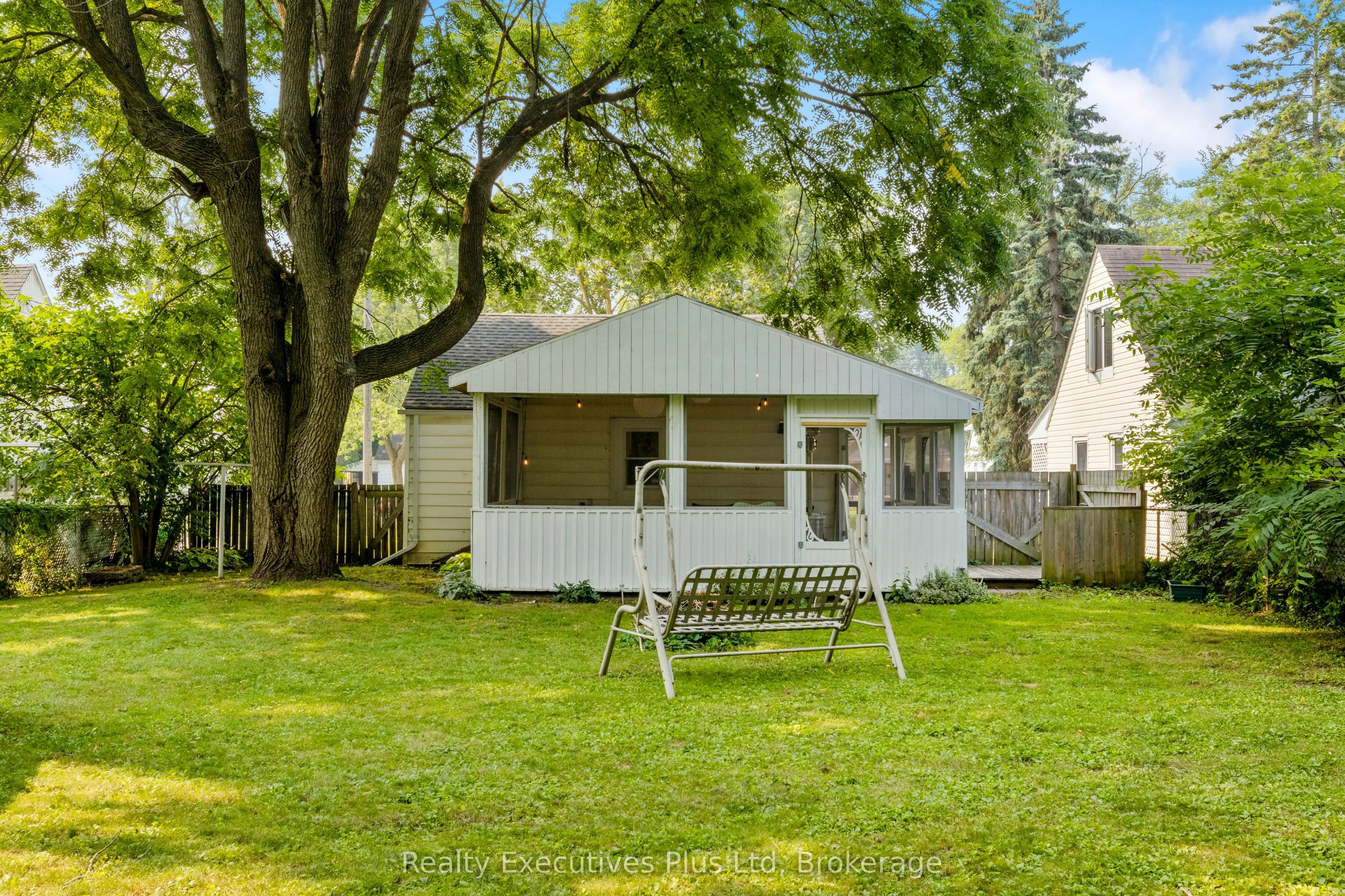 122 Spadina Road E