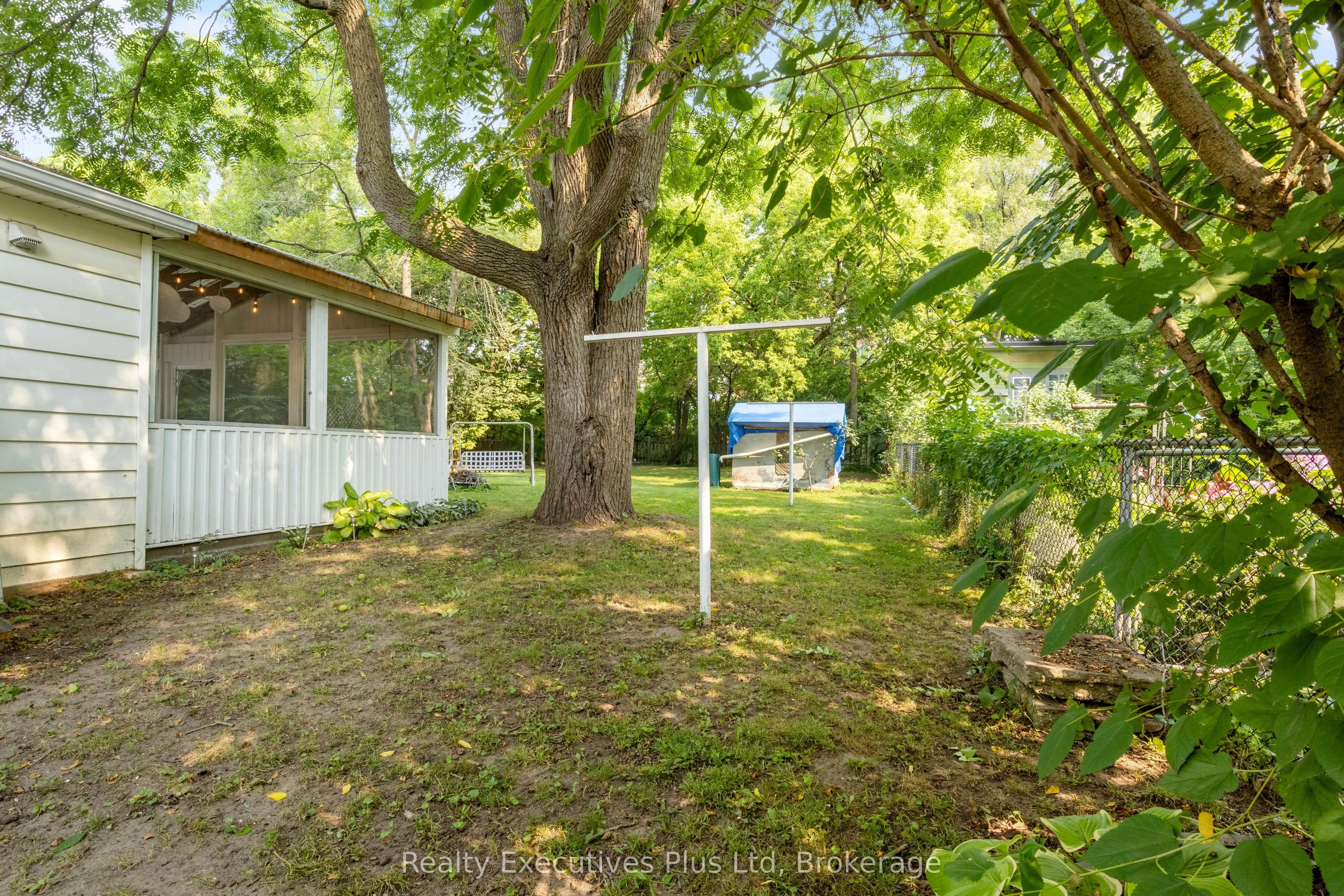 122 Spadina Road E