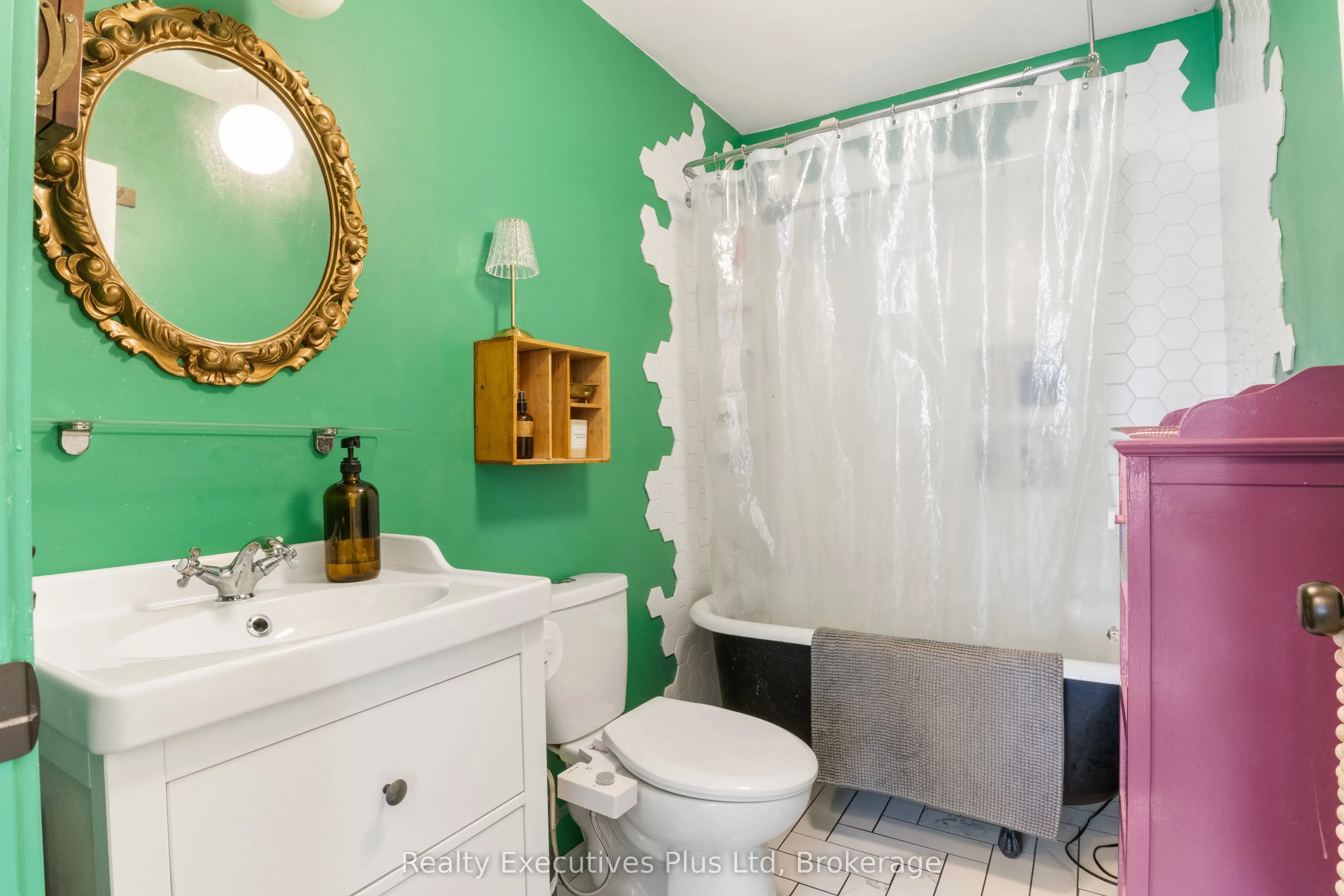 122 Spadina Road E