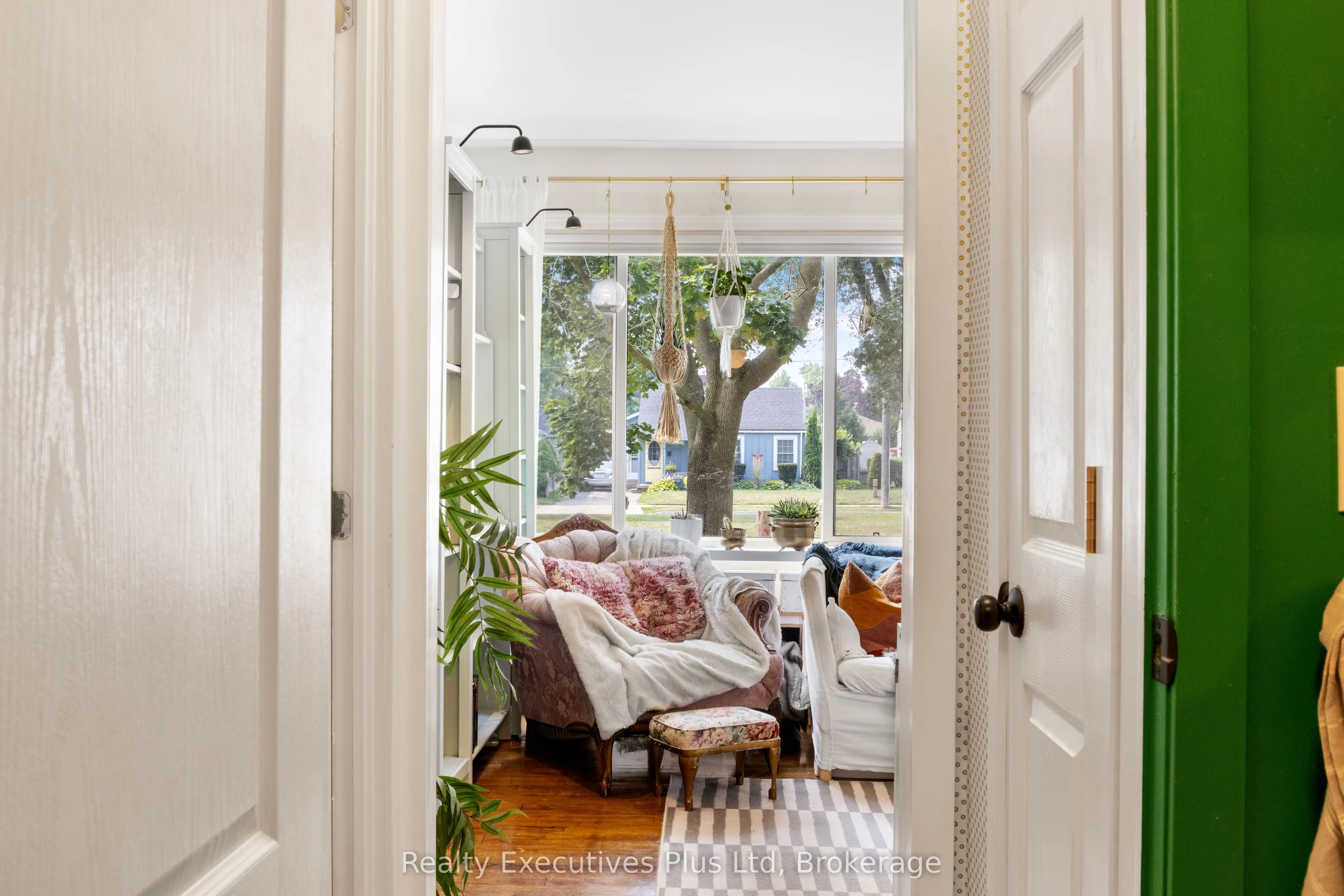 122 Spadina Road E