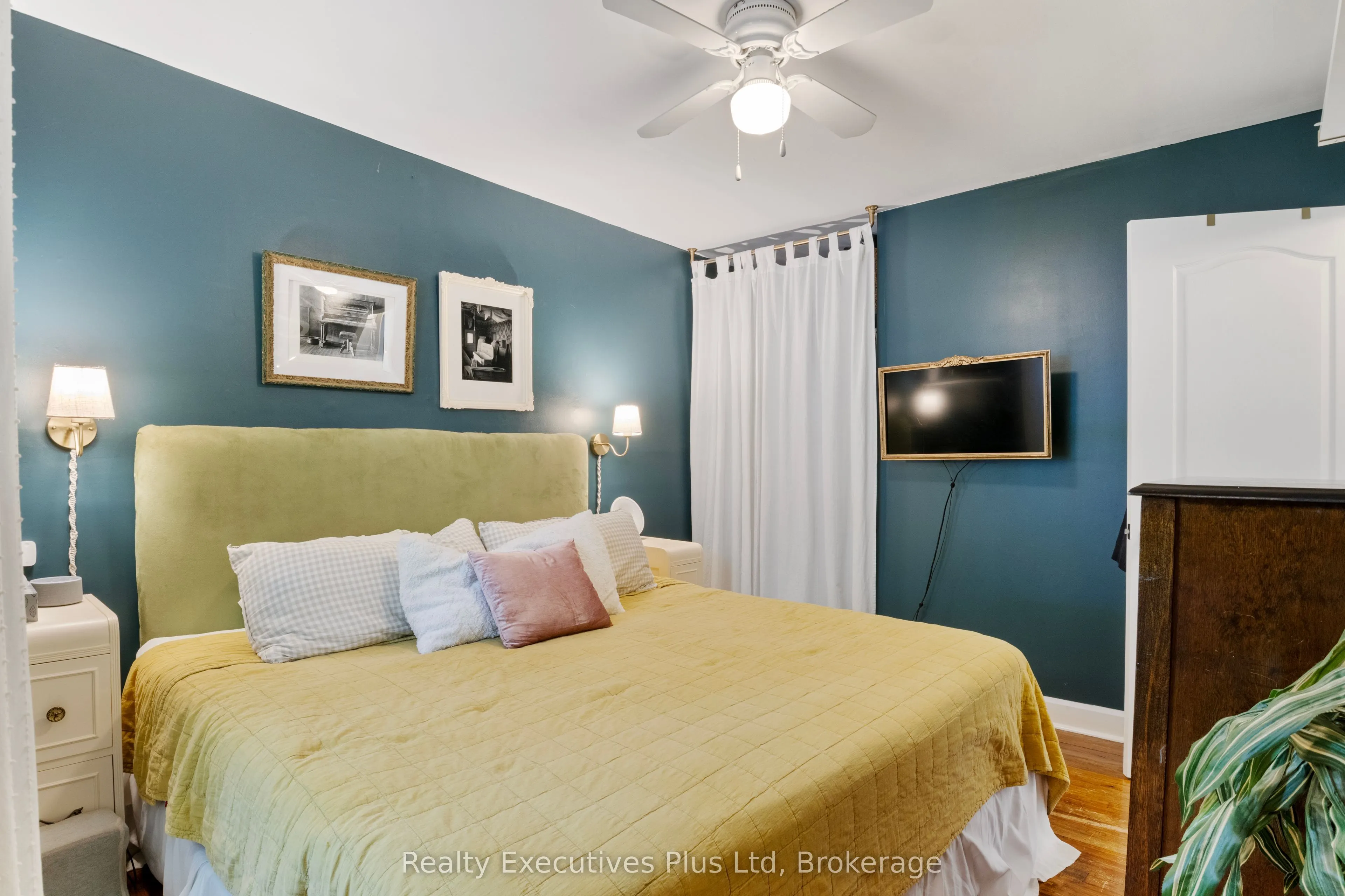 122 Spadina Road E