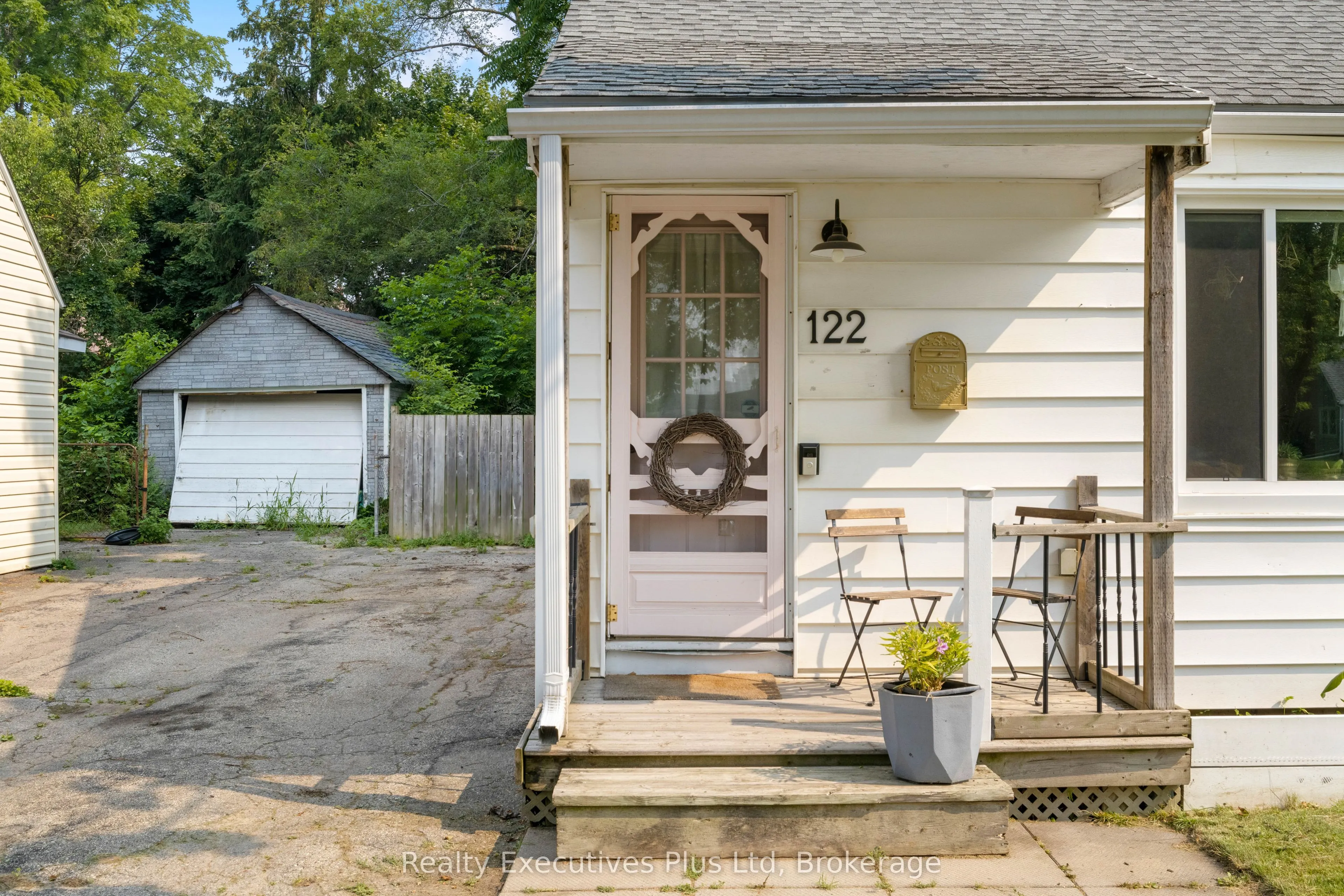 122 Spadina Road E