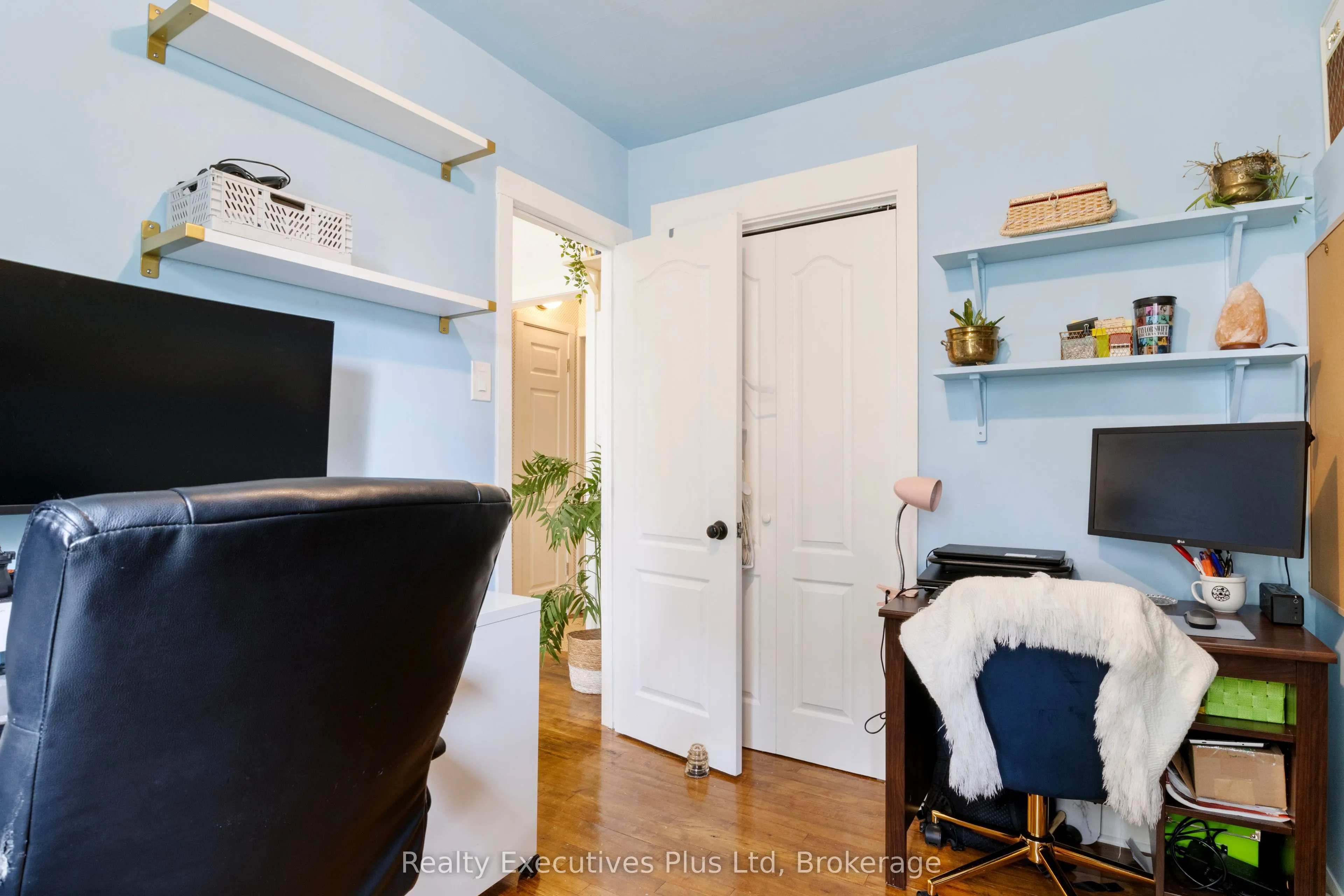 122 Spadina Road E