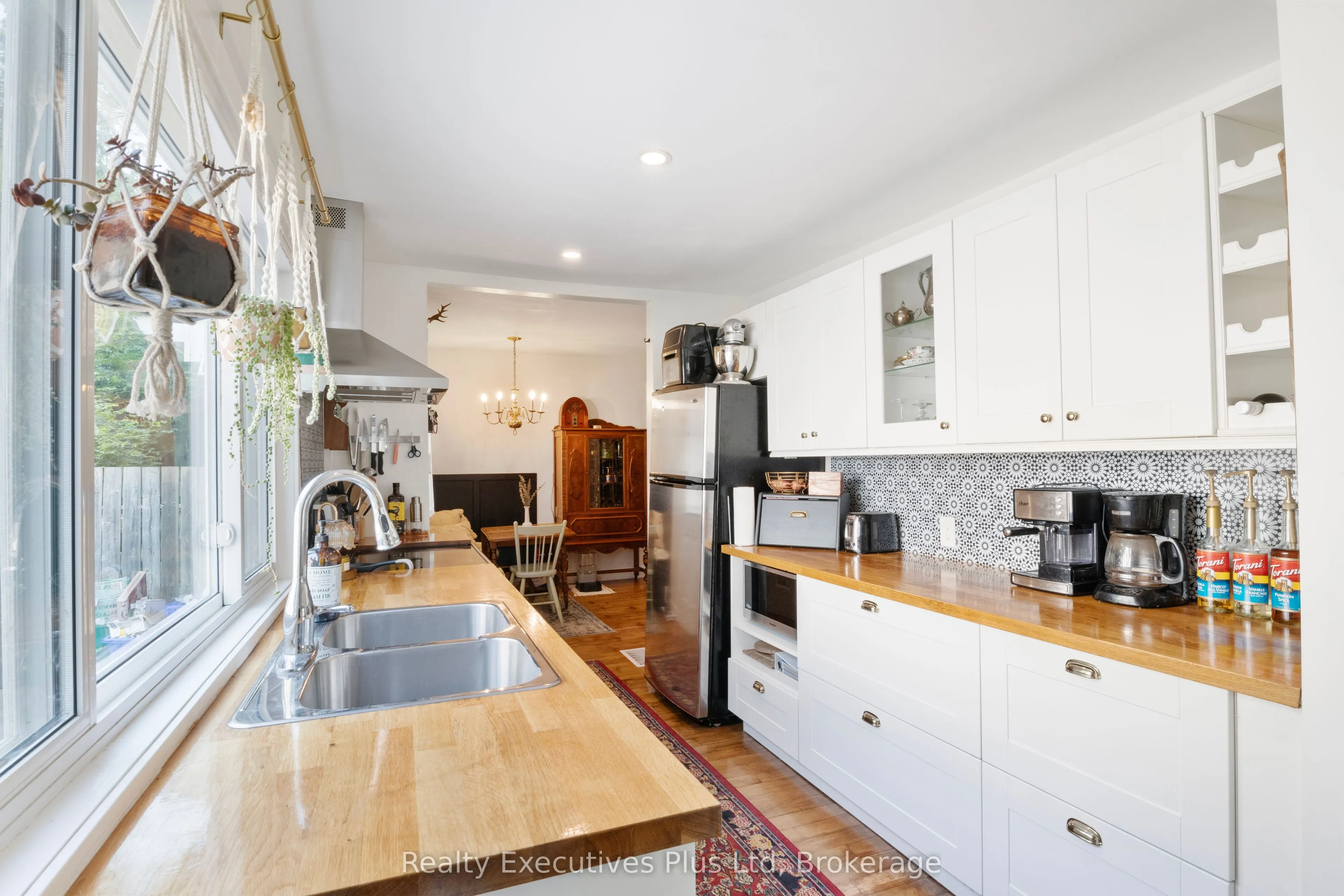 122 Spadina Road E