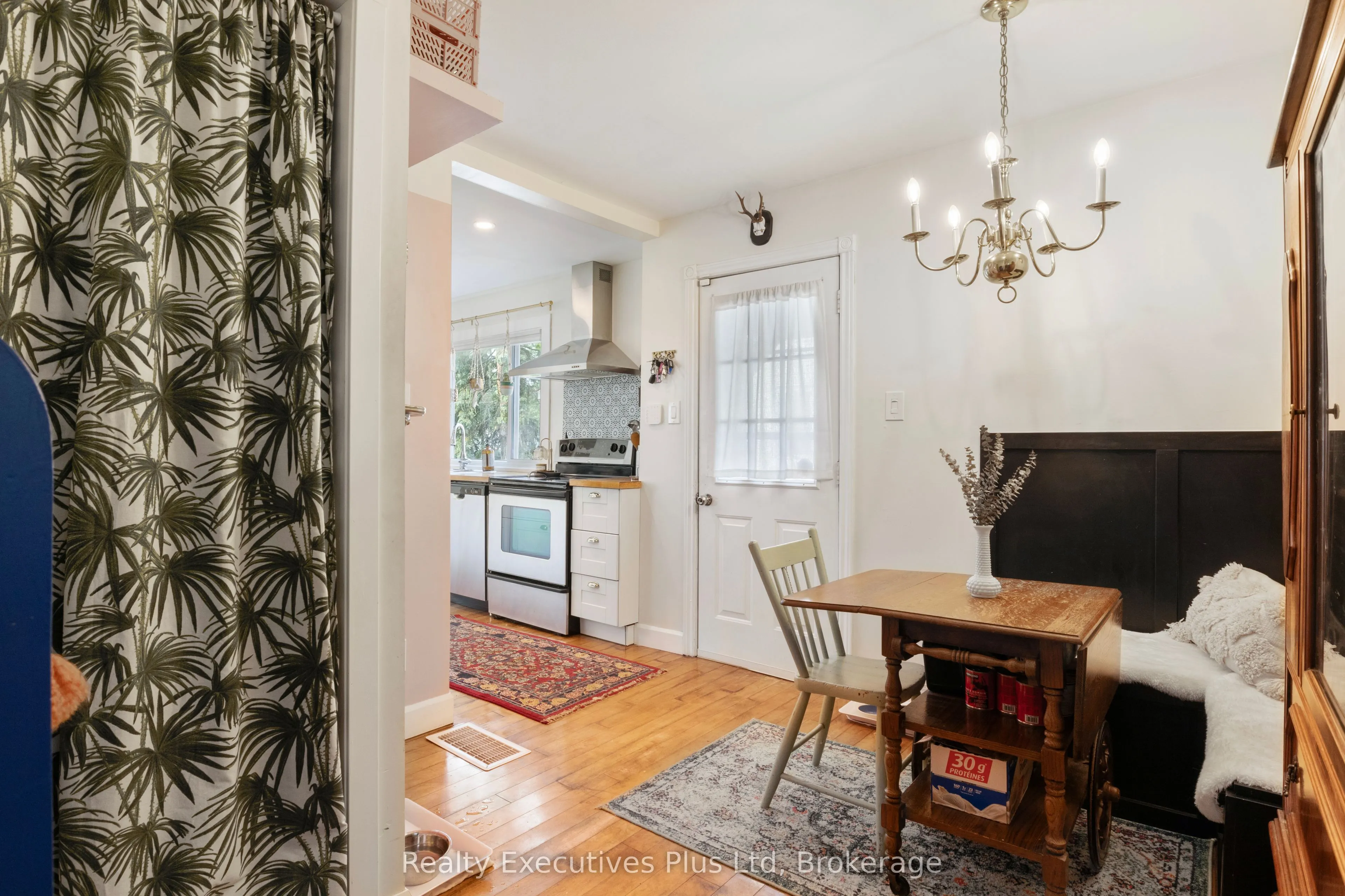 122 Spadina Road E