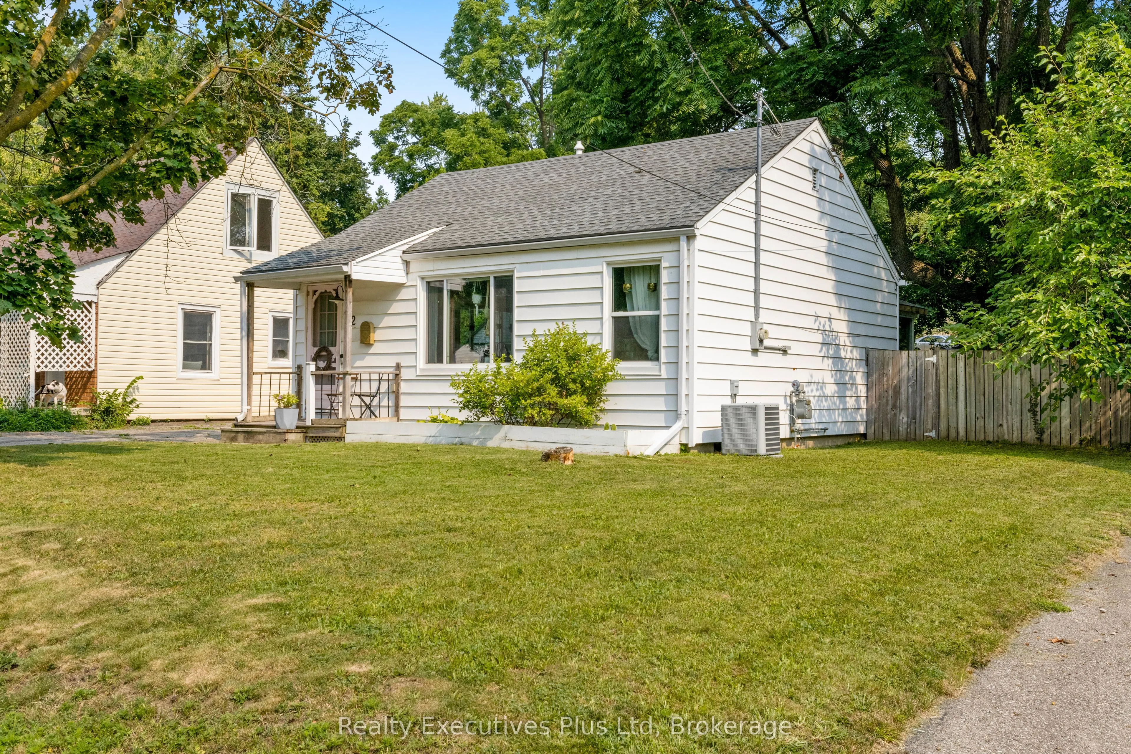 122 Spadina Road E