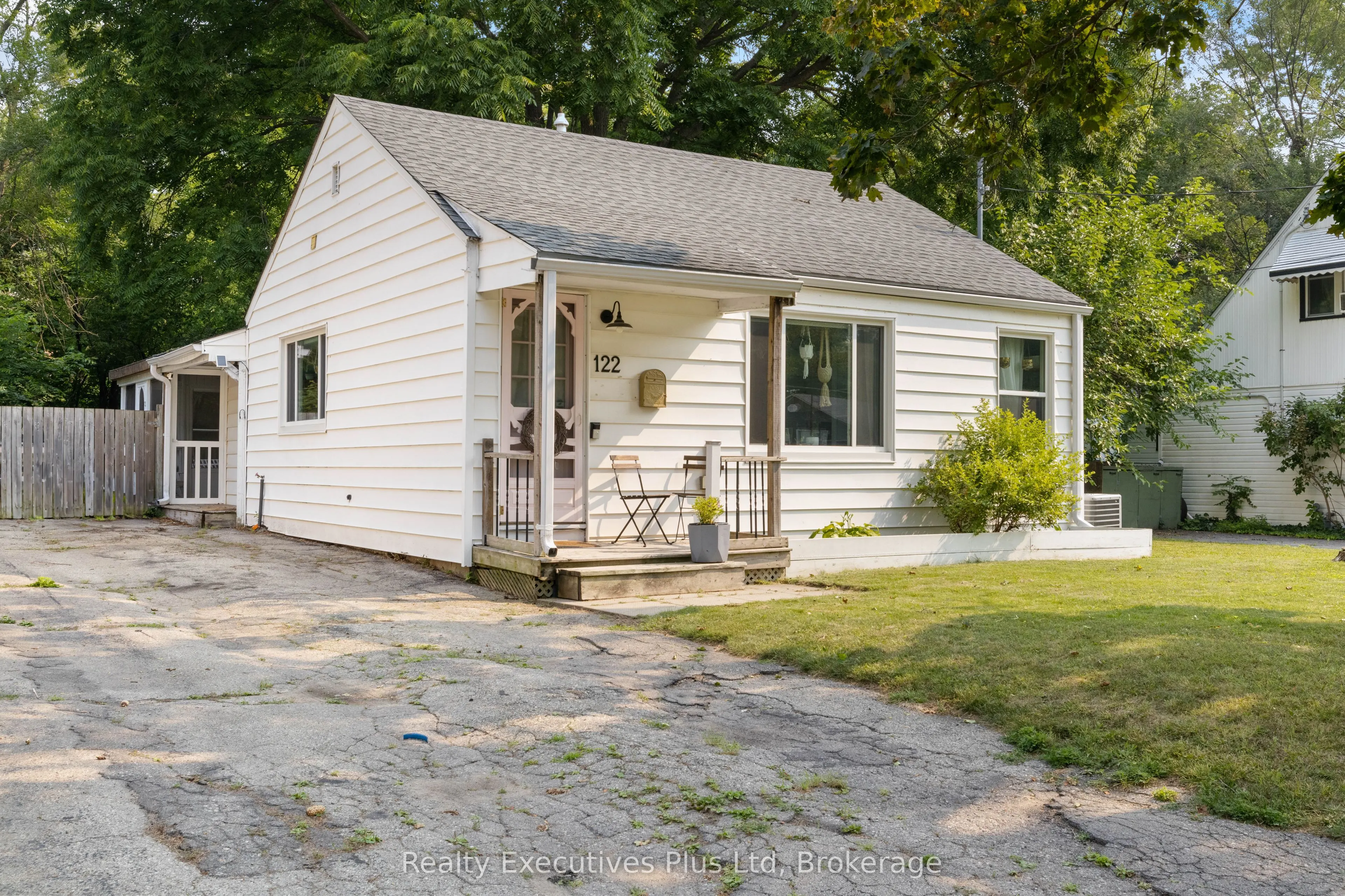 122 Spadina Road E