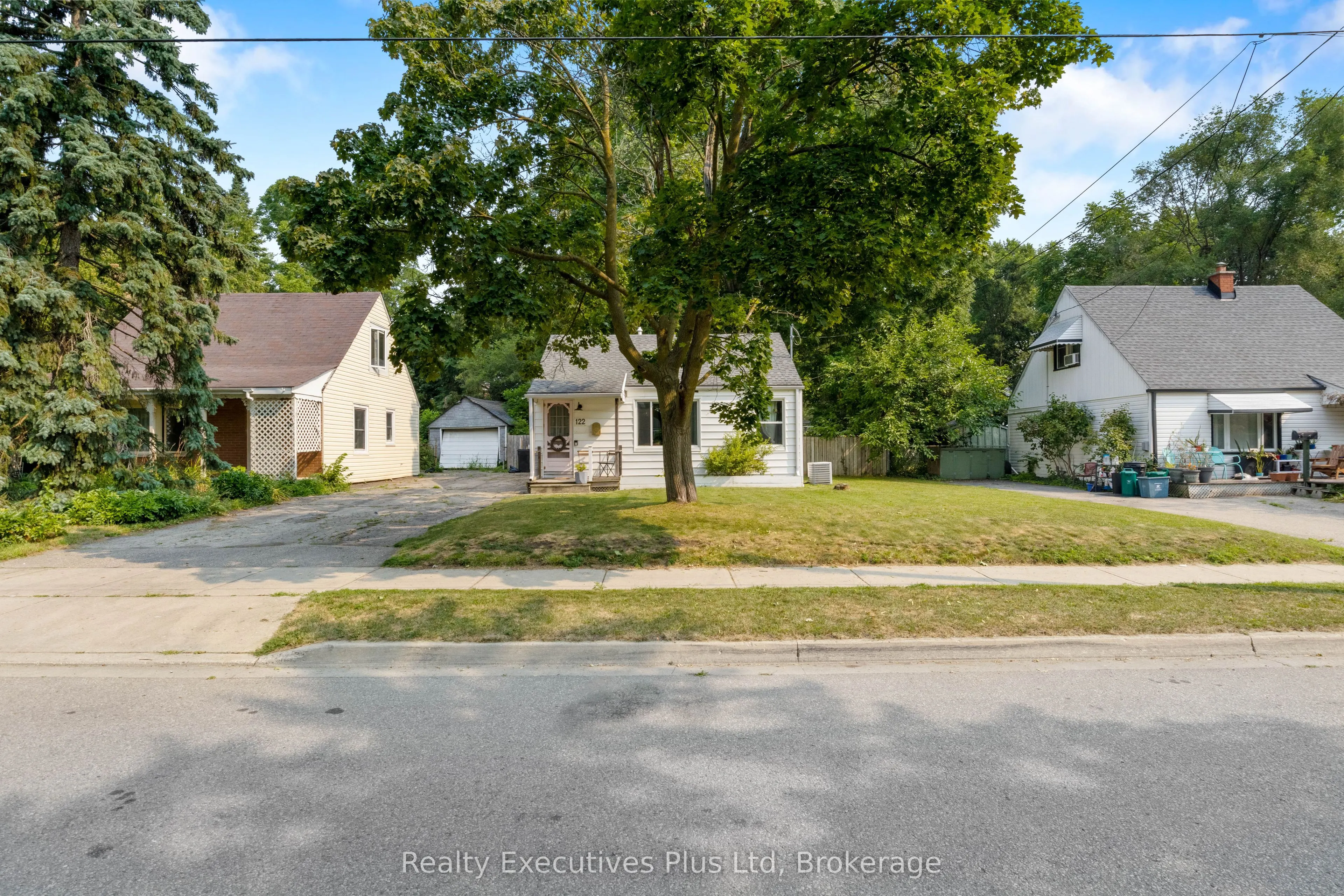 122 Spadina Road E