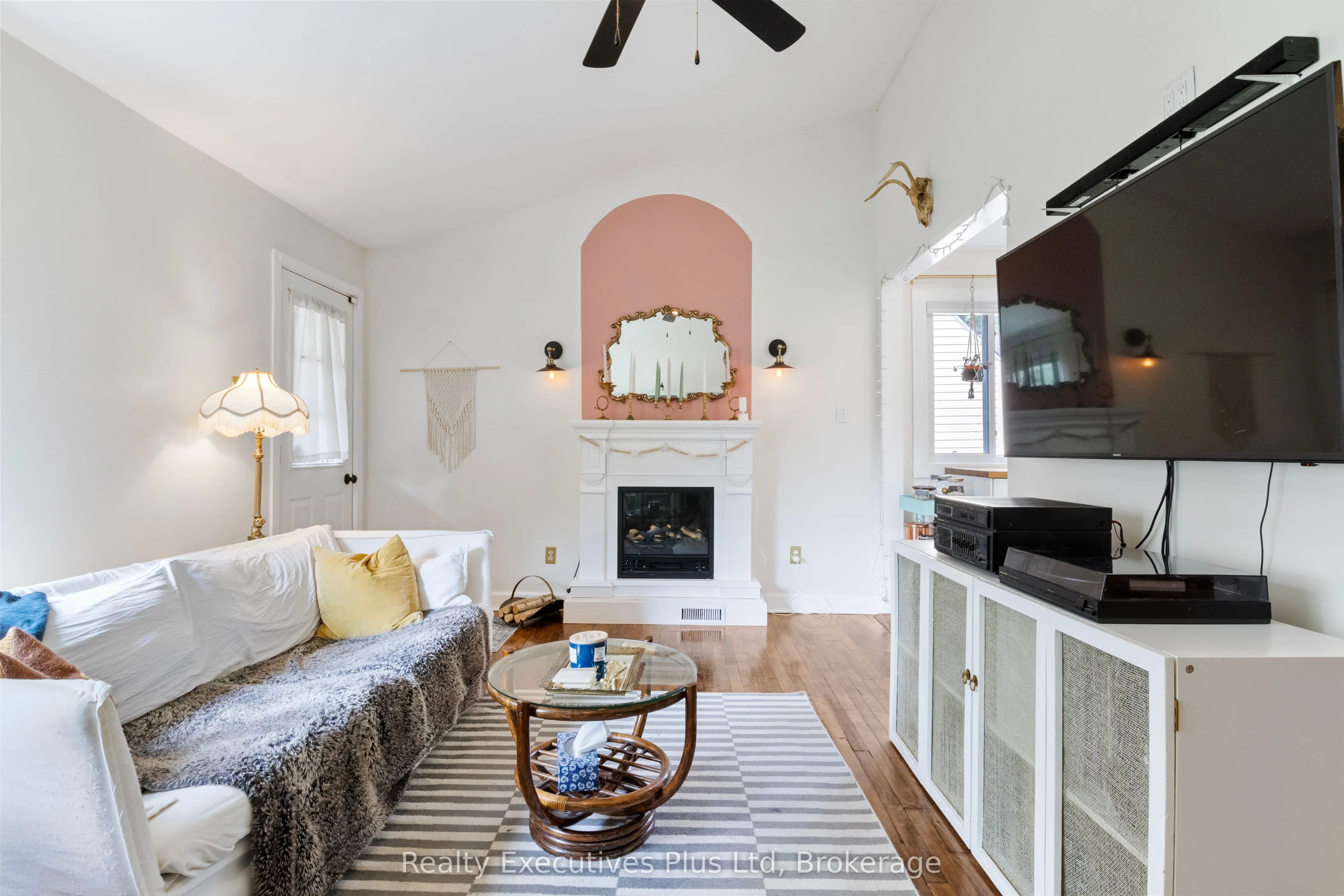 122 Spadina Road E