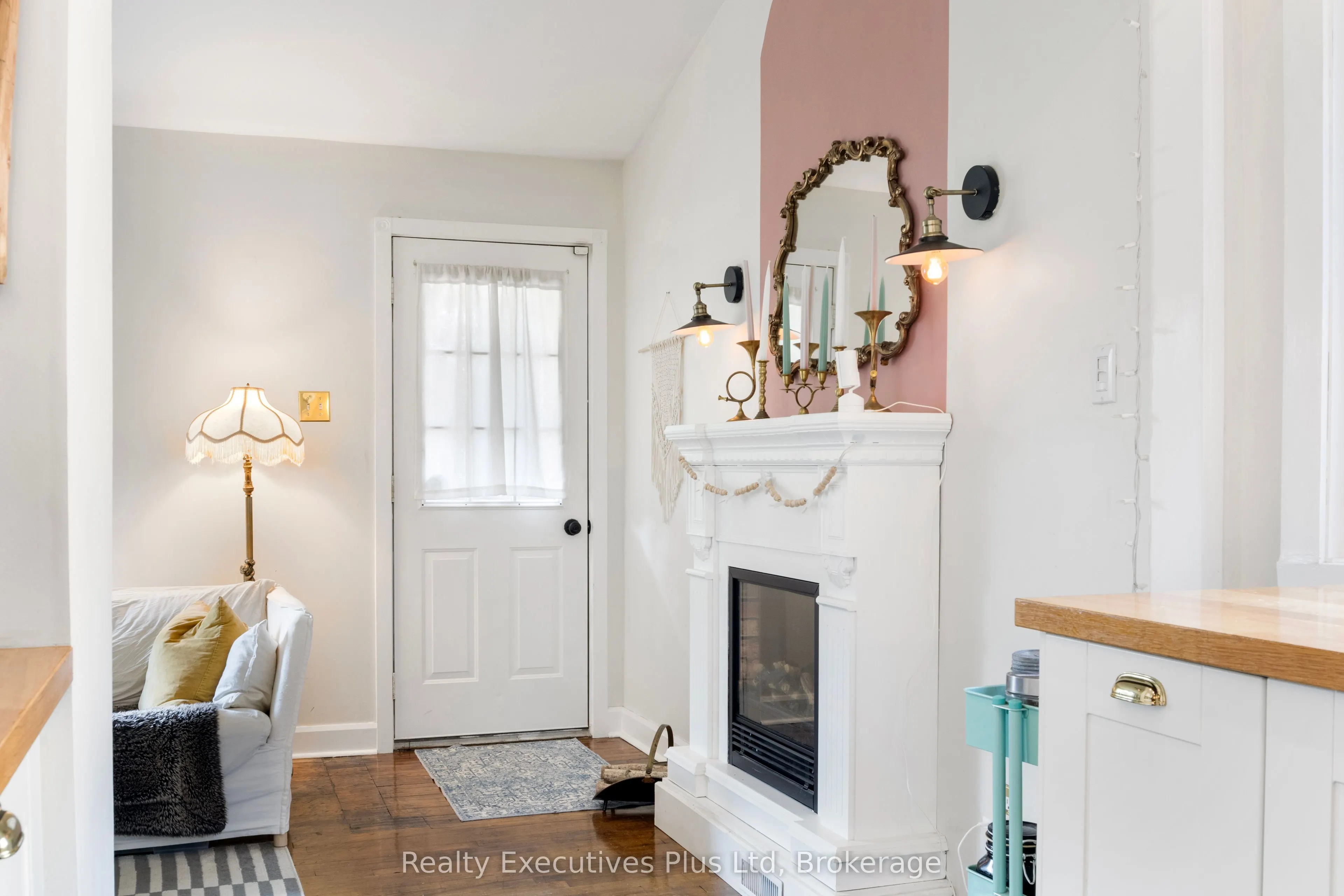 122 Spadina Road E