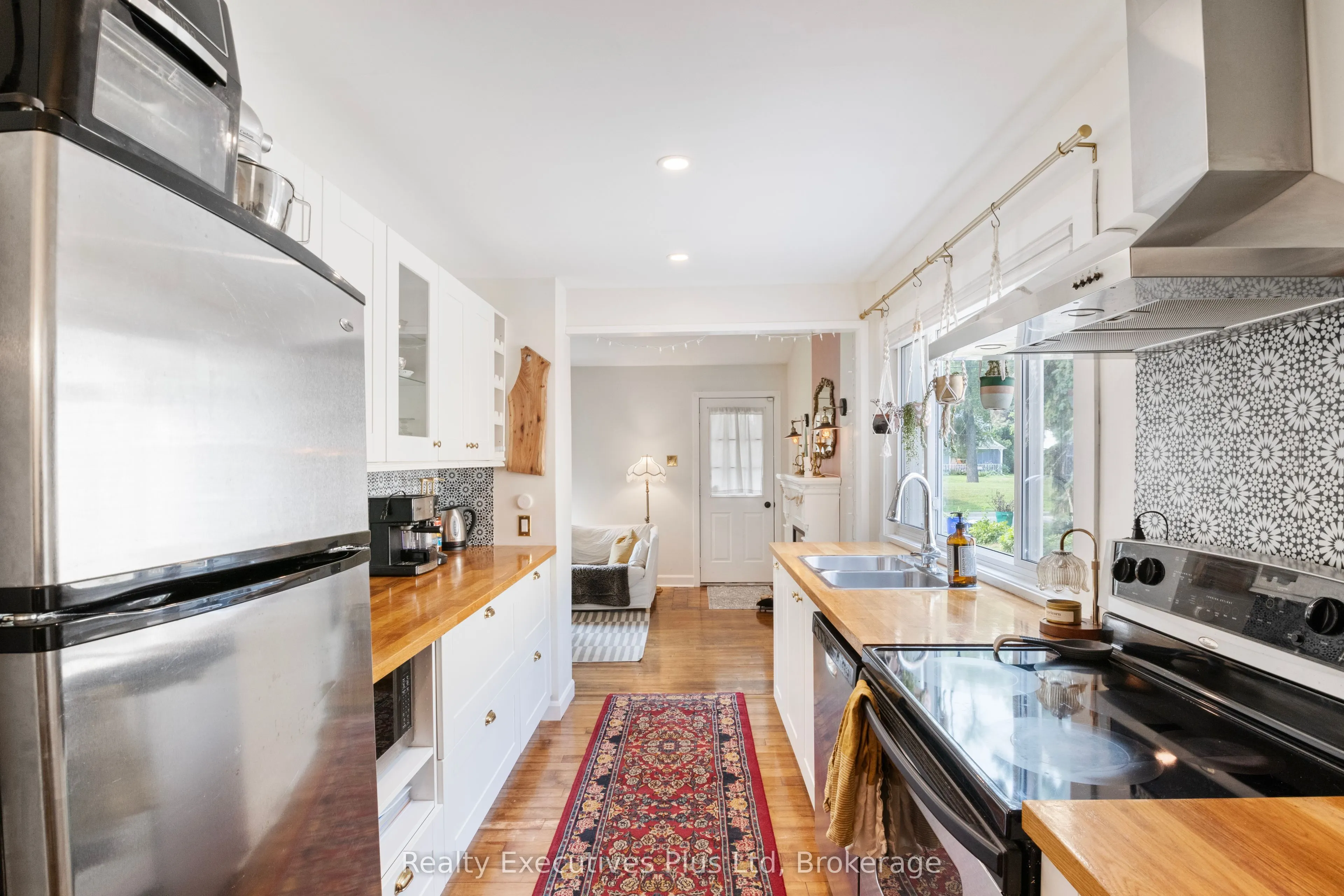 122 Spadina Road E
