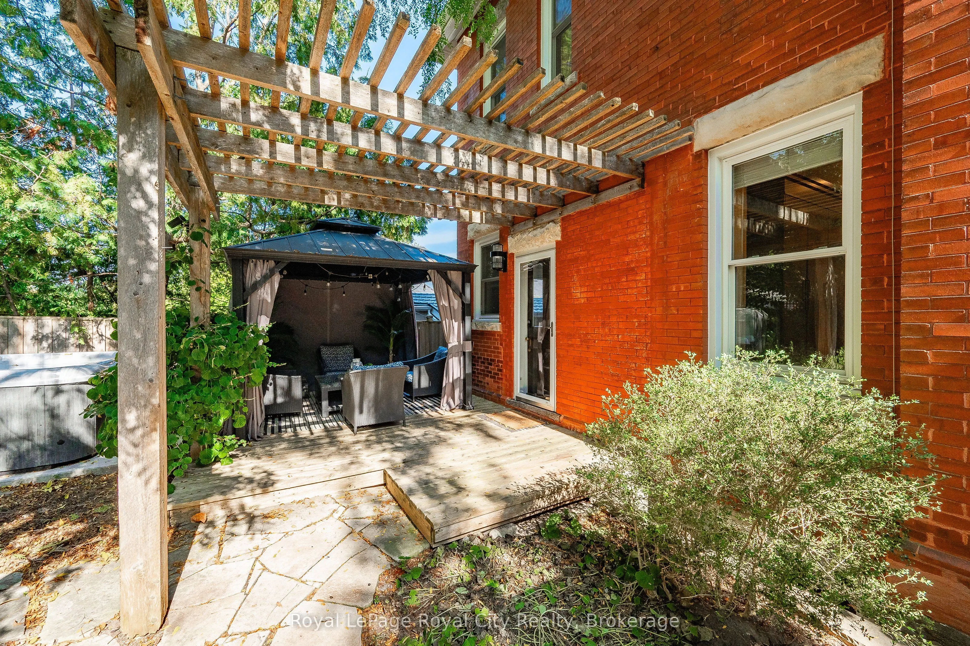 138 DUBLIN Street N